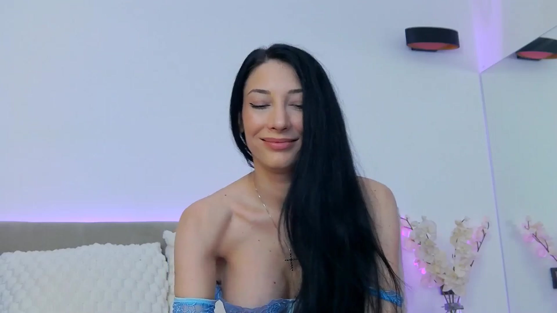 Gallery image thumbnail from Luna_Mia's myfreecams stream on, 05/05/2026, 14:10 image 14 of 20