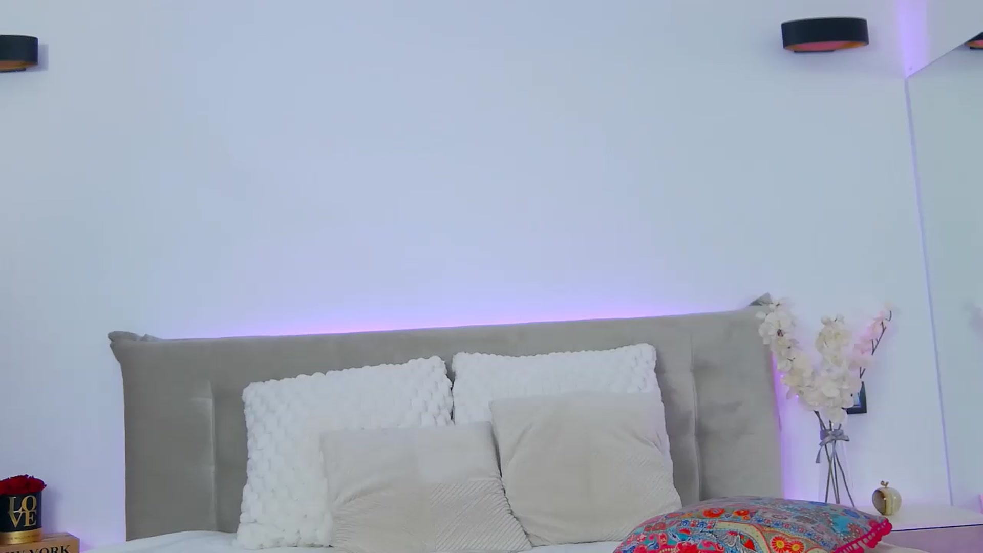 Gallery image thumbnail from Luna_Mia's myfreecams stream on, 05/29/2026, 19:02 image 4 of 20