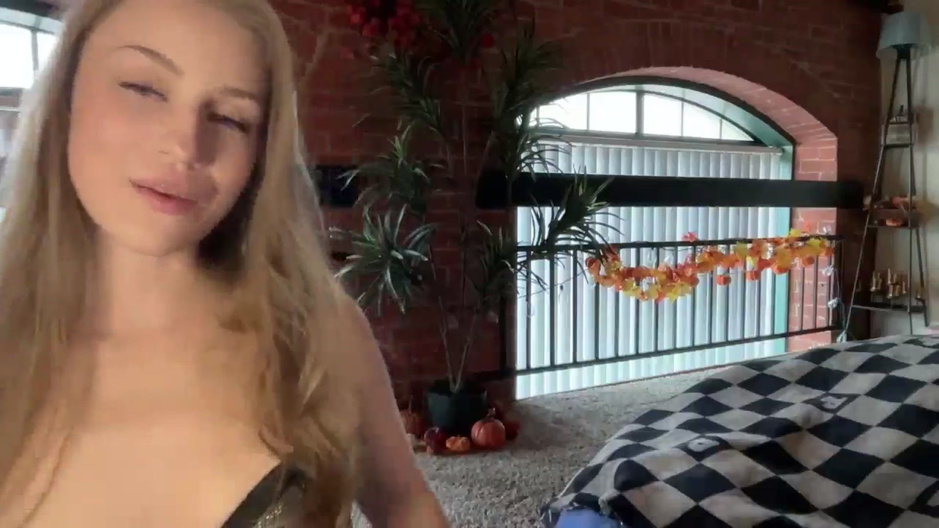 Gallery image thumbnail from Luna_Moore1's myfreecams stream on, 10/04/2024, 20:15 image 8 of 20