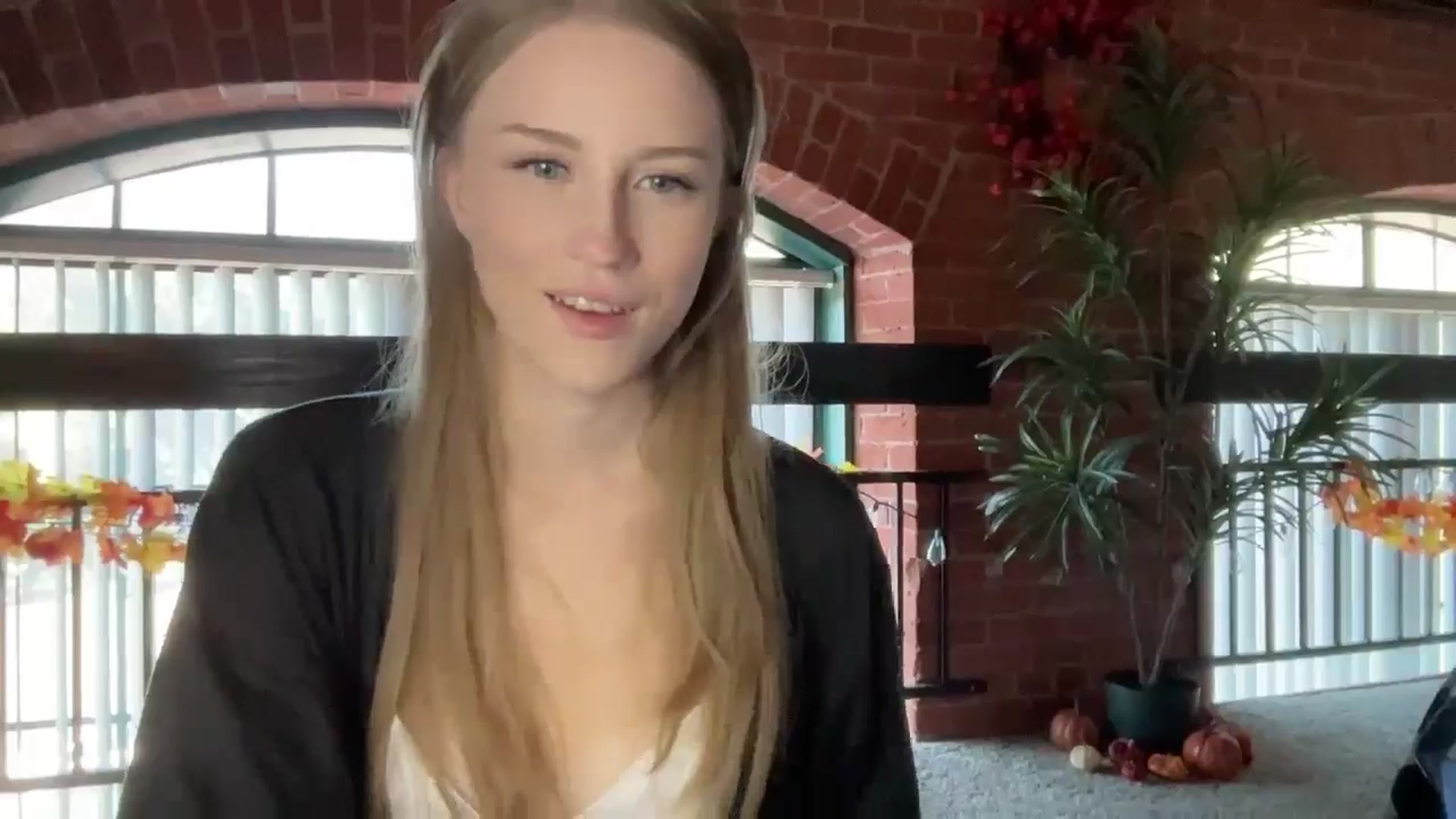 Gallery image thumbnail from Luna_Moore1's myfreecams stream on, 10/06/2024, 20:35 image 11 of 20