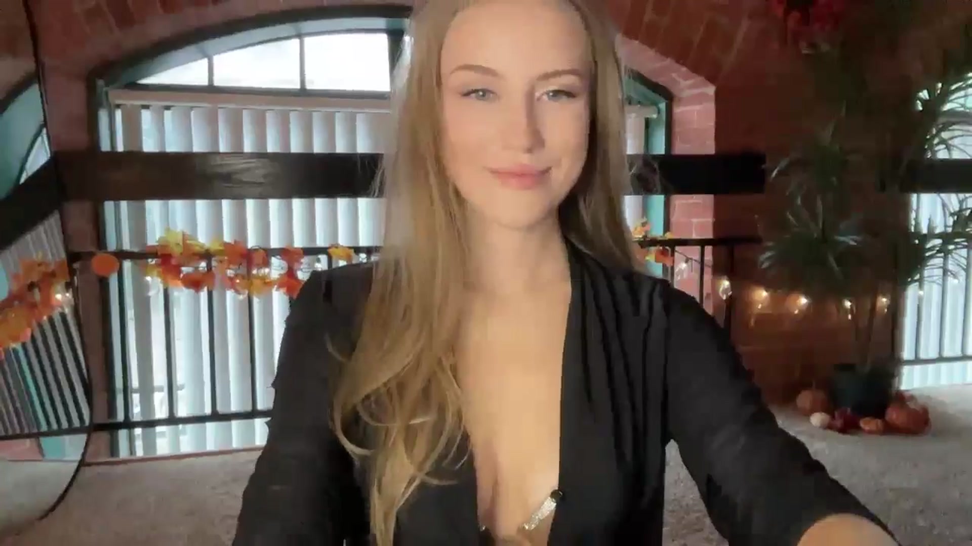 Gallery image thumbnail from Luna_Moore1's myfreecams stream on, 10/13/2024, 19:08 image 17 of 20