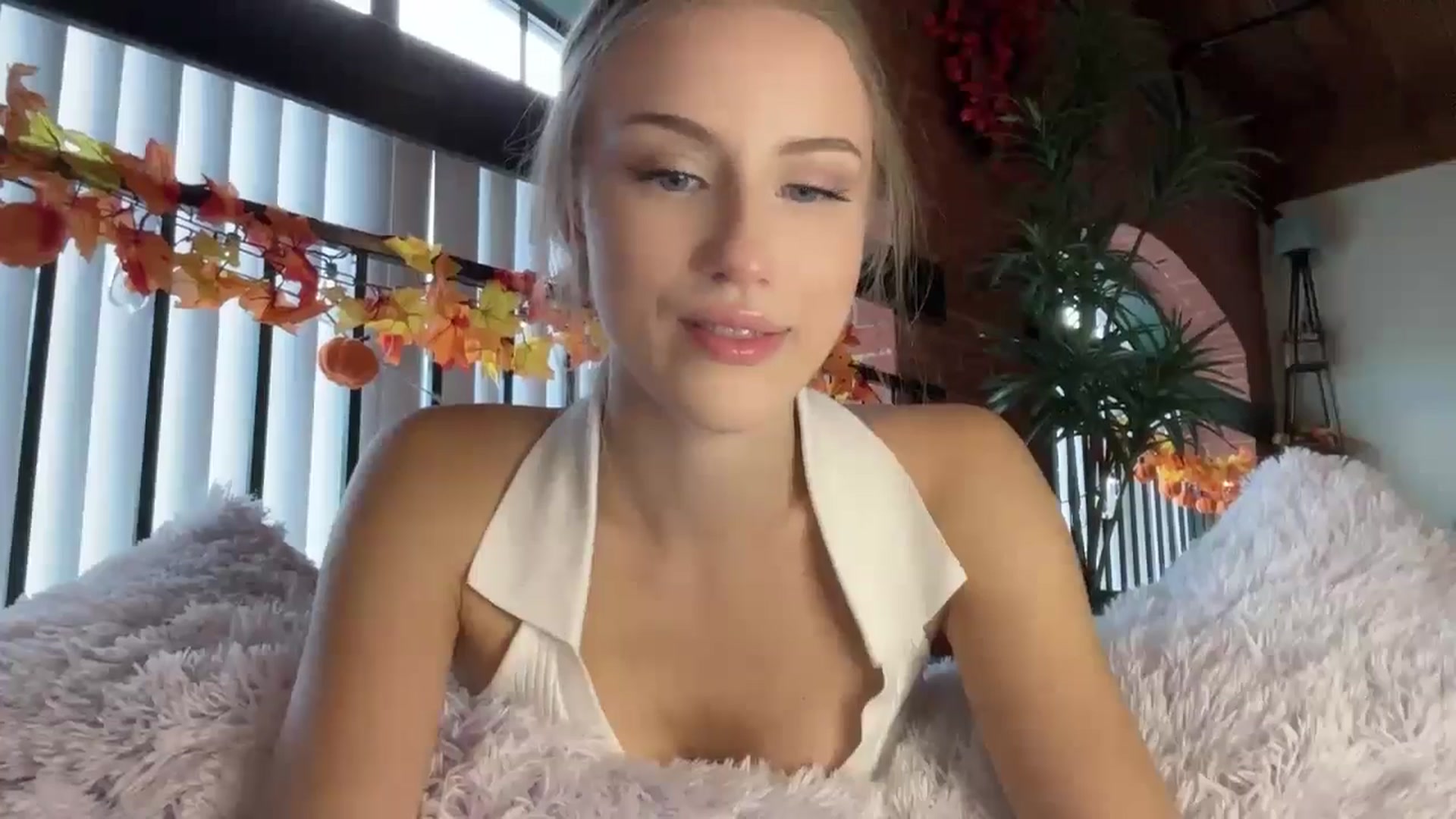 Gallery image thumbnail from Luna_Moore1's myfreecams stream on, 10/17/2024, 20:30 image 15 of 20