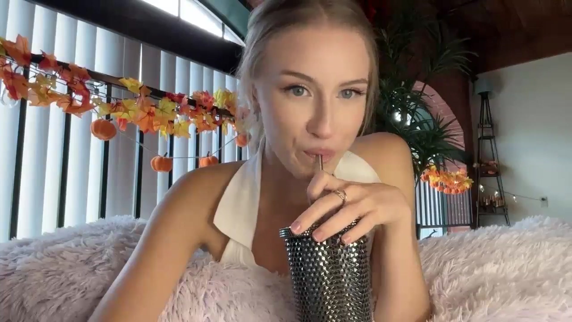 Gallery image thumbnail from Luna_Moore1's myfreecams stream on, 10/17/2024, 20:30 image 5 of 20