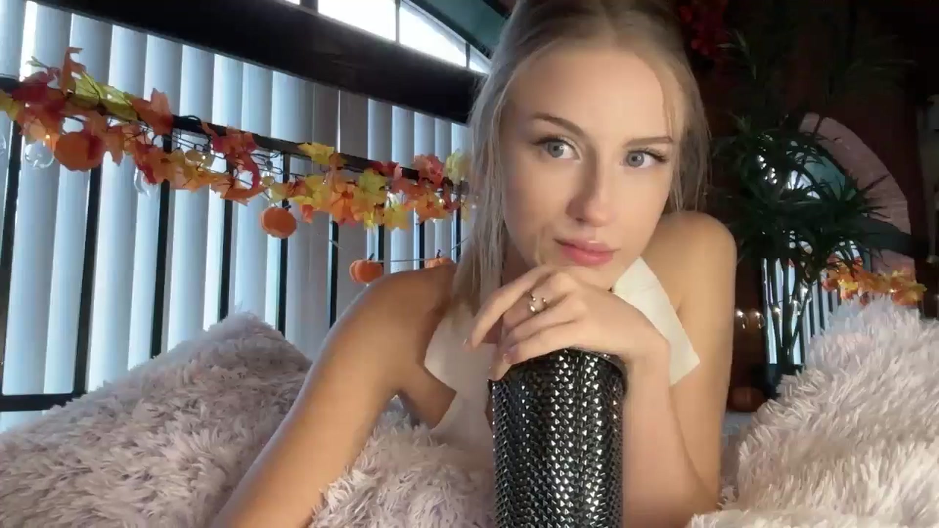 Gallery image thumbnail from Luna_Moore1's myfreecams stream on, 10/17/2024, 22:12 image 7 of 20