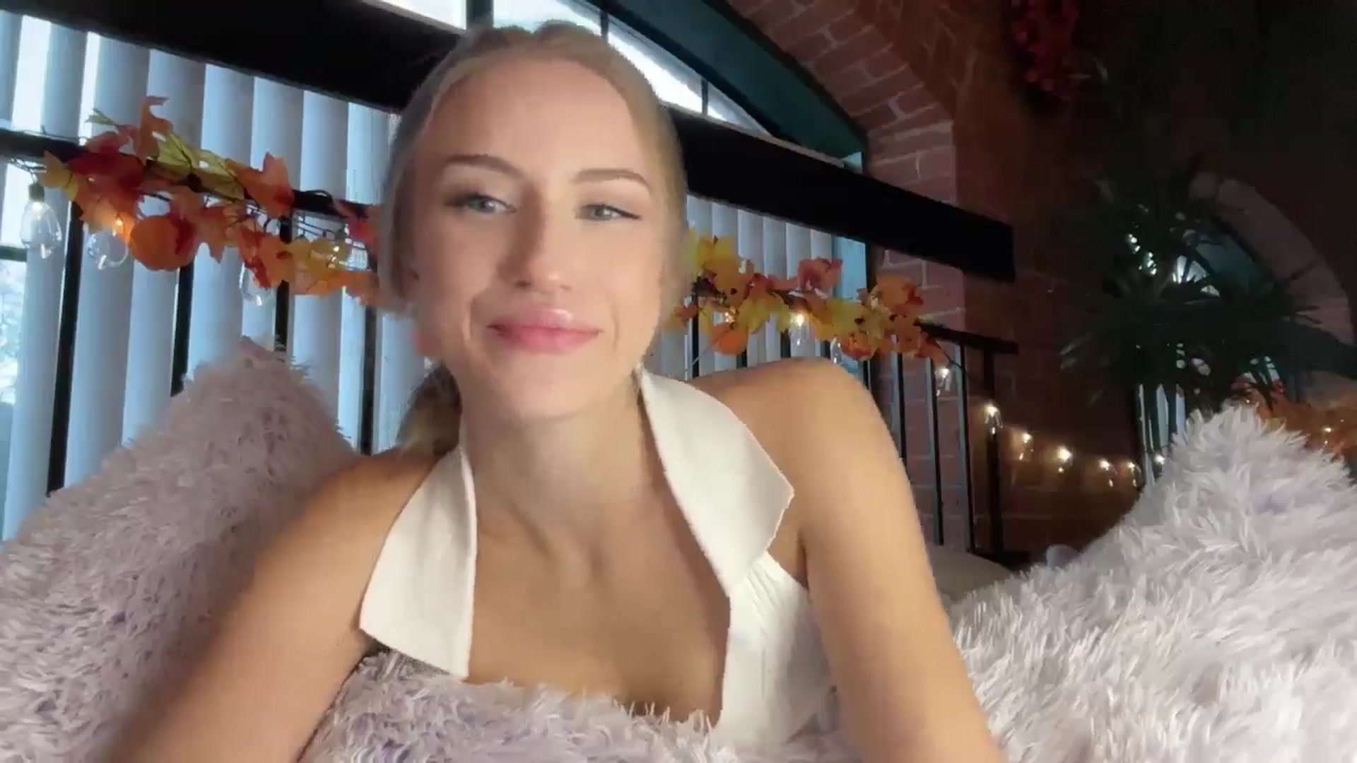 Gallery image thumbnail from Luna_Moore1's myfreecams stream on, 10/17/2024, 22:12 image 18 of 20