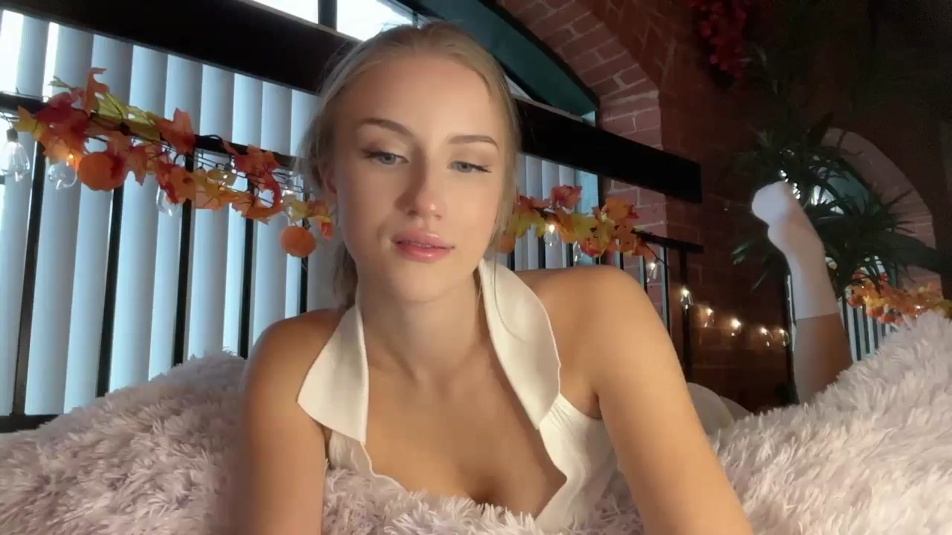 Gallery image thumbnail from Luna_Moore1's myfreecams stream on, 10/17/2024, 22:12 image 16 of 20