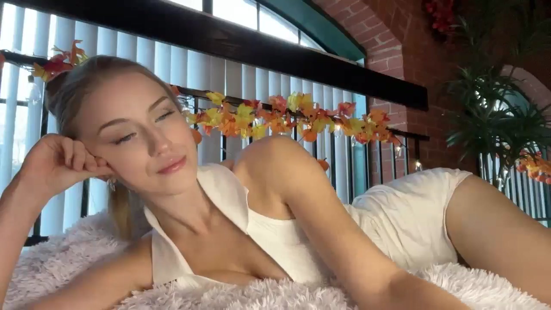 Gallery image thumbnail from Luna_Moore1's myfreecams stream on, 10/17/2024, 22:12 image 13 of 20