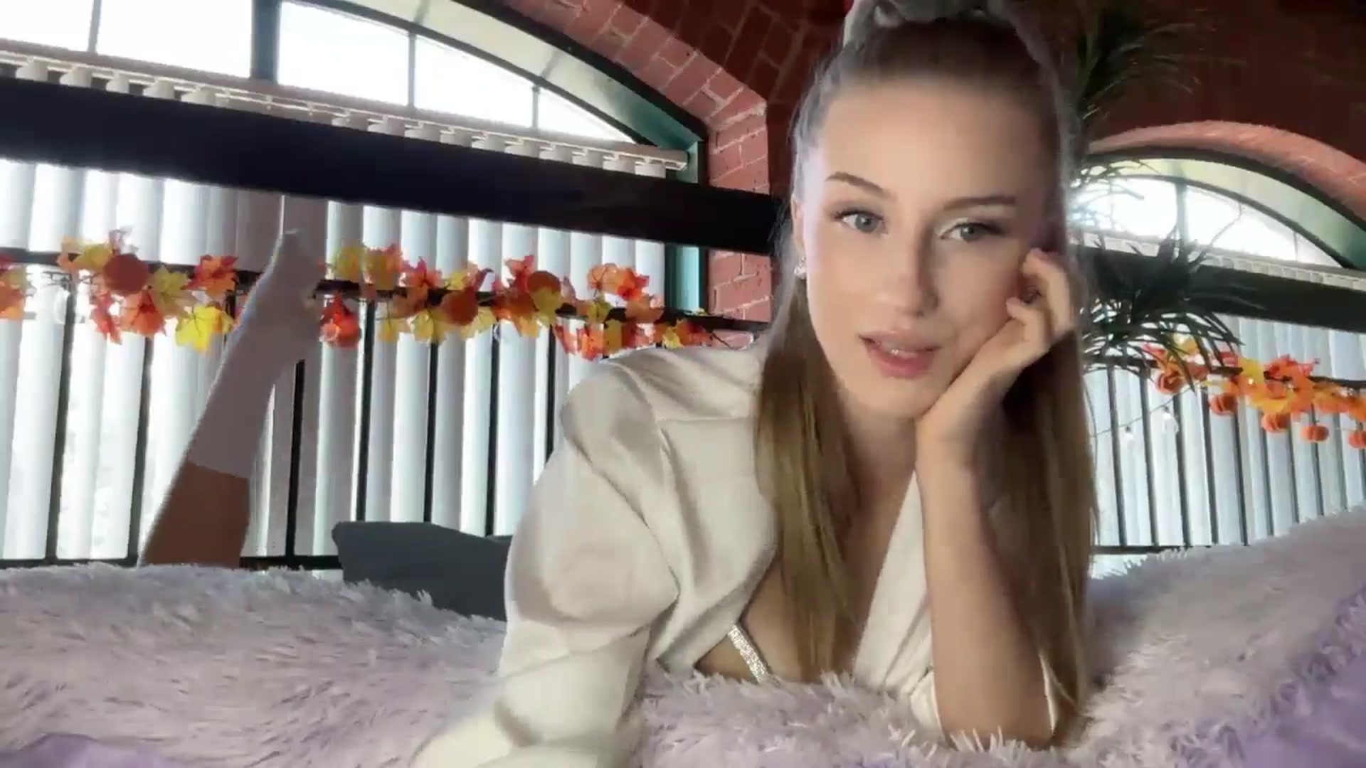 Gallery image thumbnail from Luna_Moore1's myfreecams stream on, 10/18/2024, 19:09 image 10 of 20
