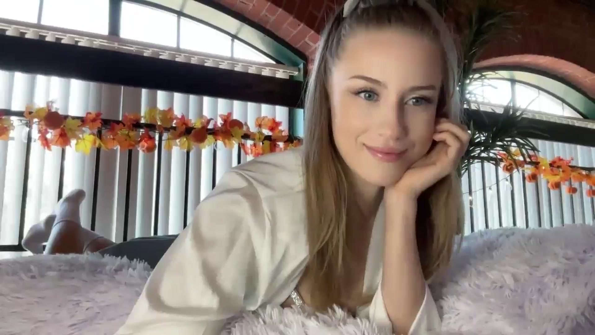 Gallery image thumbnail from Luna_Moore1's myfreecams stream on, 10/18/2024, 19:09 image 3 of 20
