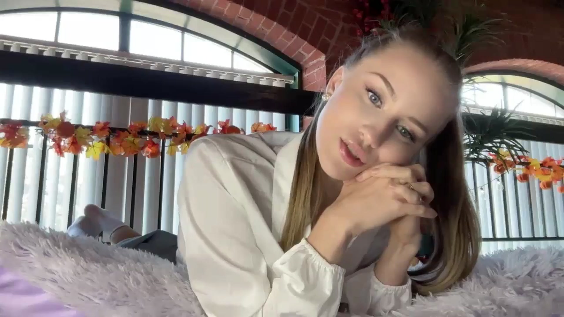 Gallery image thumbnail from Luna_Moore1's myfreecams stream on, 10/18/2024, 20:45 image 2 of 20