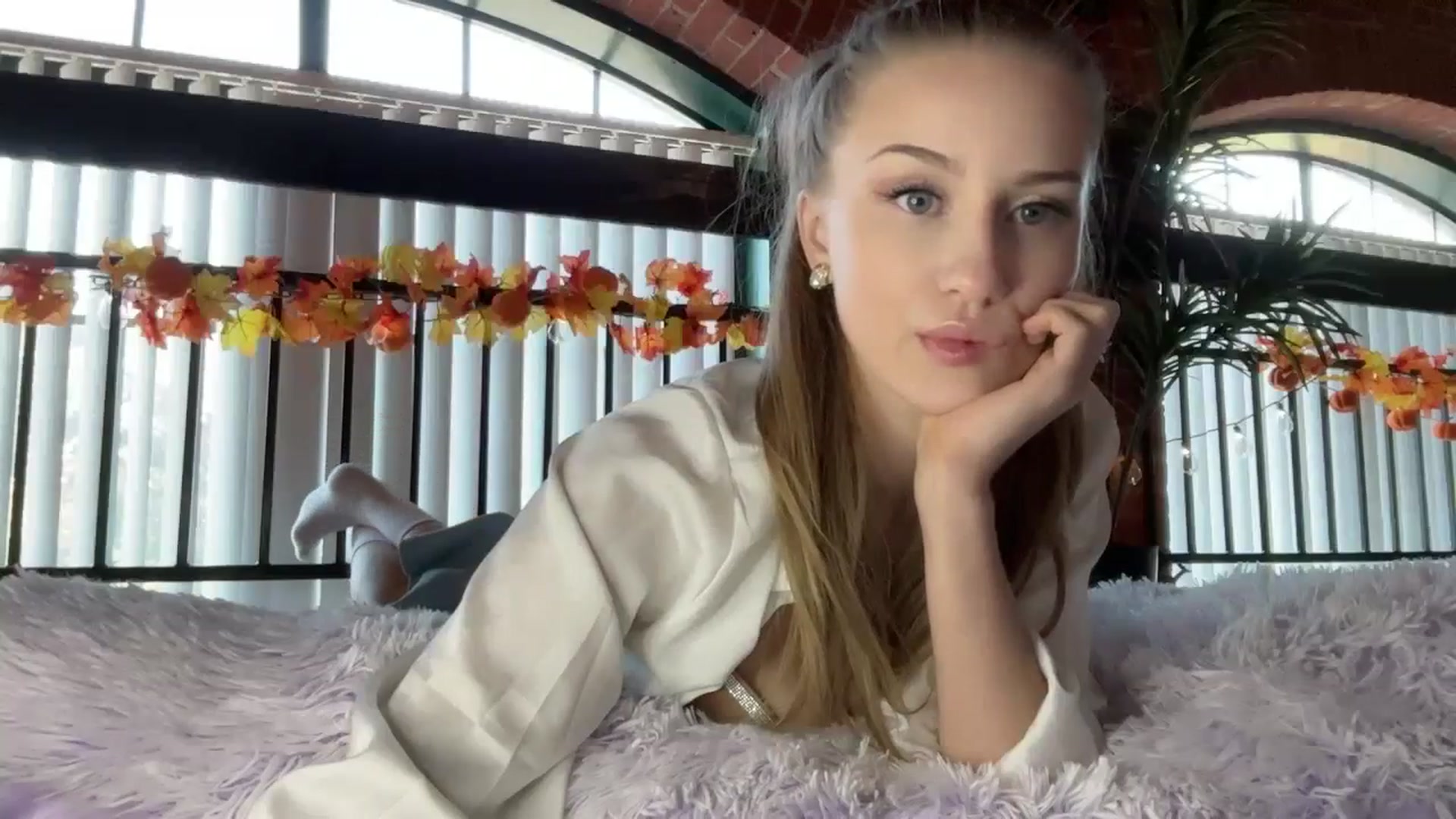 Gallery image thumbnail from Luna_Moore1's myfreecams stream on, 10/18/2024, 20:45 image 8 of 20