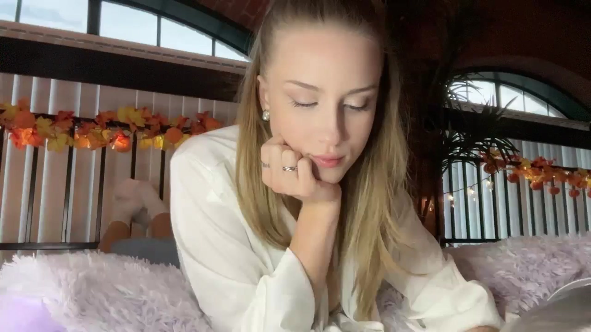 Gallery image thumbnail from Luna_Moore1's myfreecams stream on, 10/18/2024, 22:09 image 17 of 20
