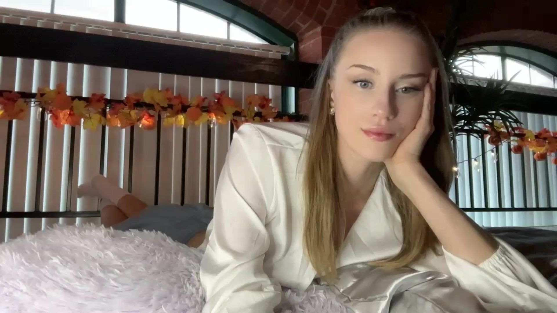 Gallery image thumbnail from Luna_Moore1's myfreecams stream on, 10/18/2024, 22:09 image 7 of 20