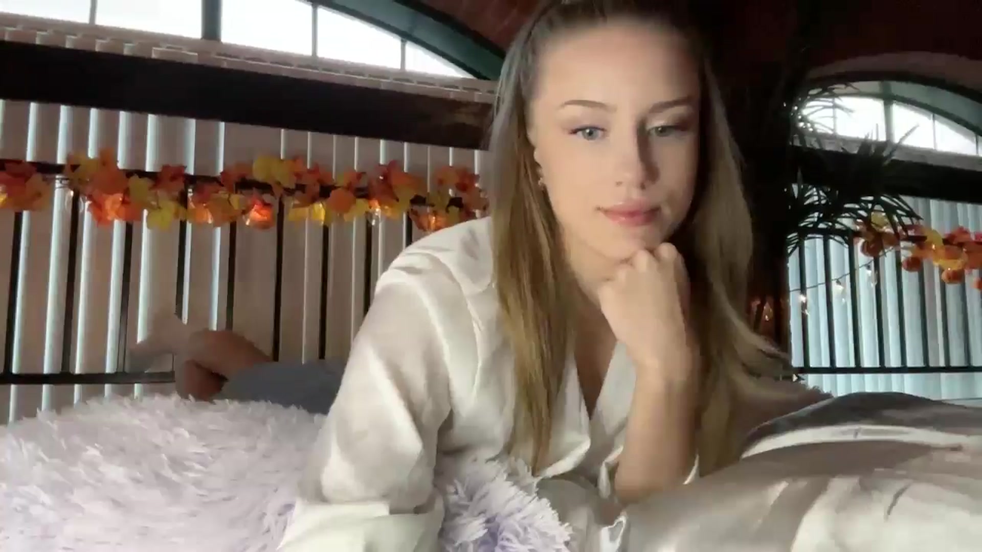 Gallery image thumbnail from Luna_Moore1's myfreecams stream on, 10/18/2024, 22:09 image 6 of 20
