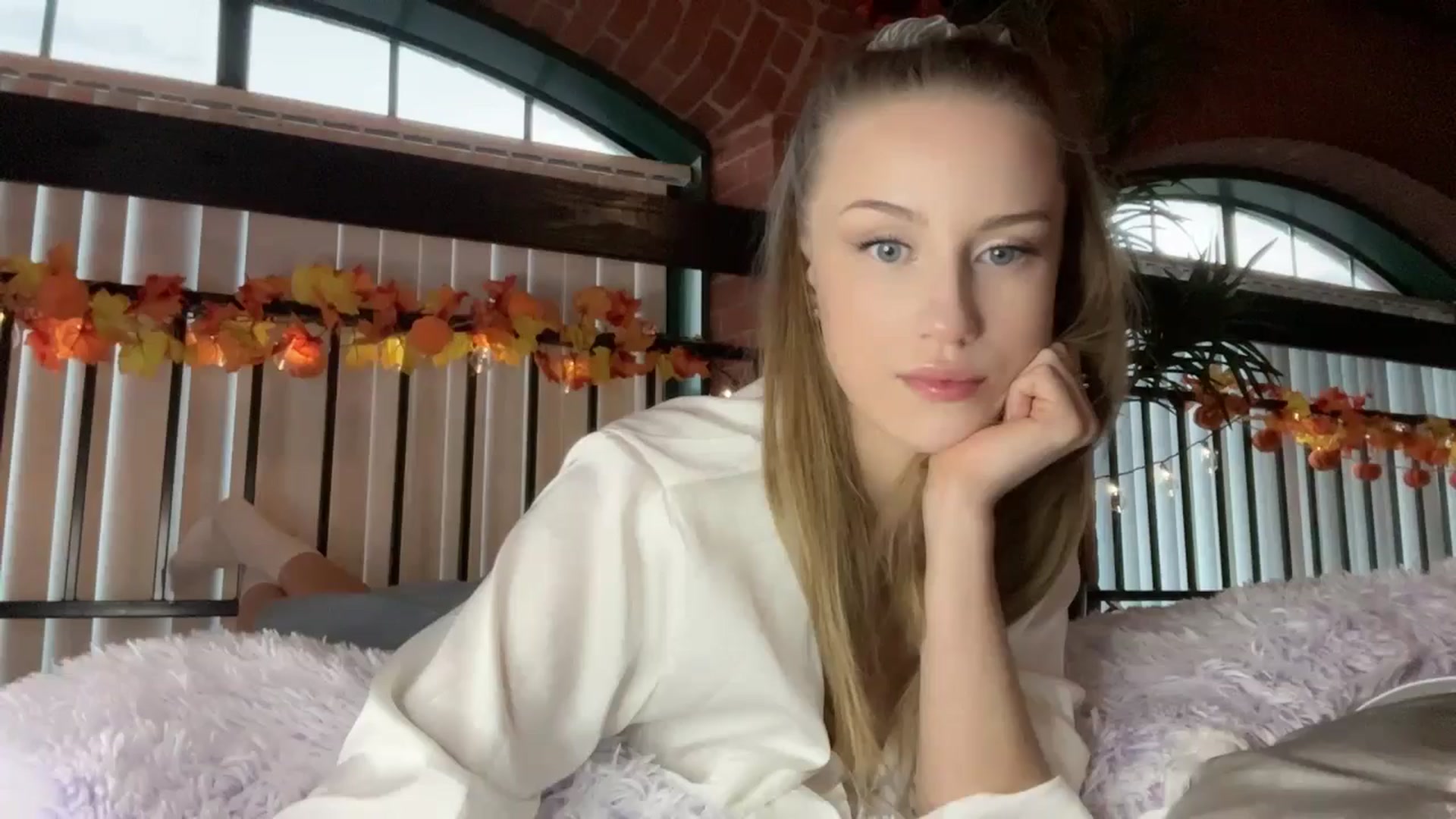 Gallery image thumbnail from Luna_Moore1's myfreecams stream on, 10/18/2024, 22:09 image 14 of 20