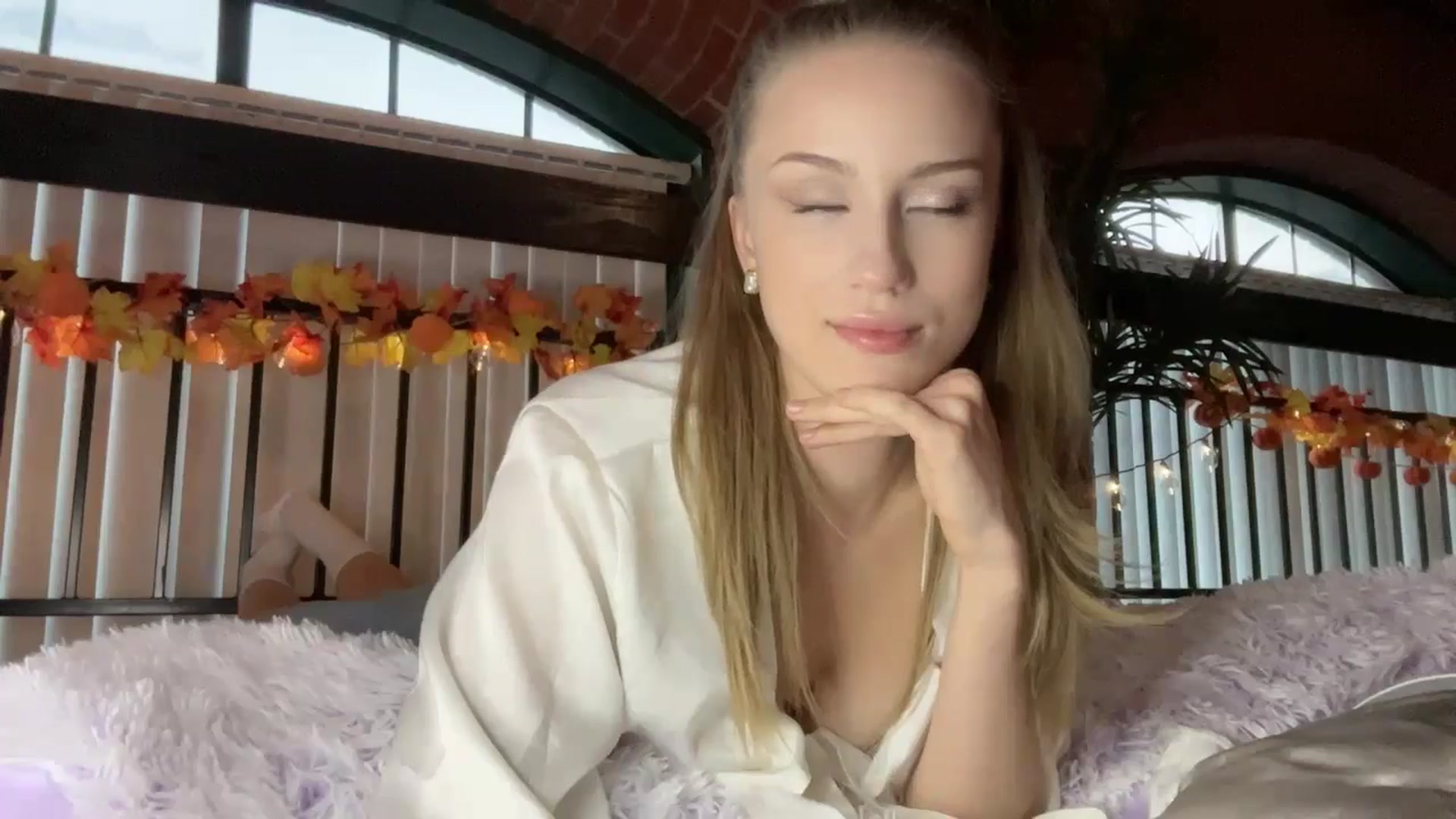 Gallery image thumbnail from Luna_Moore1's myfreecams stream on, 10/18/2024, 22:09 image 16 of 20