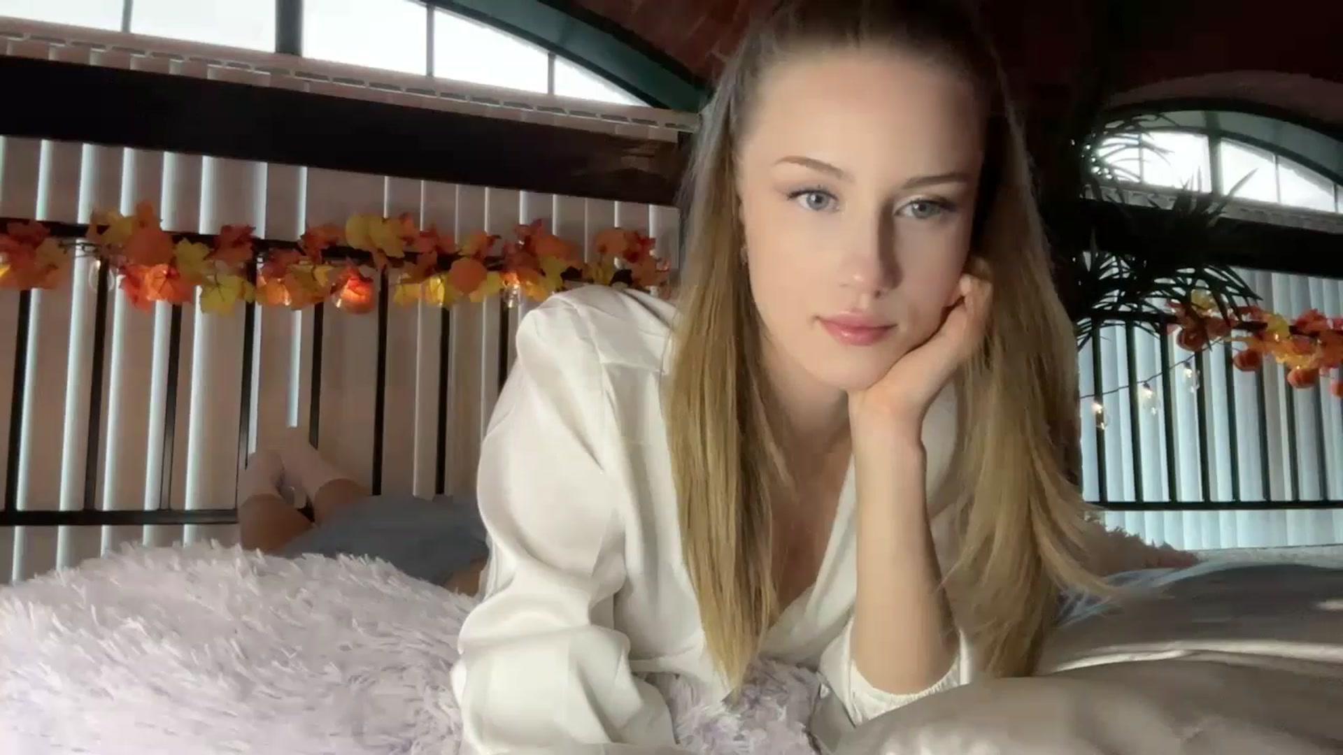 Gallery image thumbnail from Luna_Moore1's myfreecams stream on, 10/18/2024, 22:09 image 9 of 20