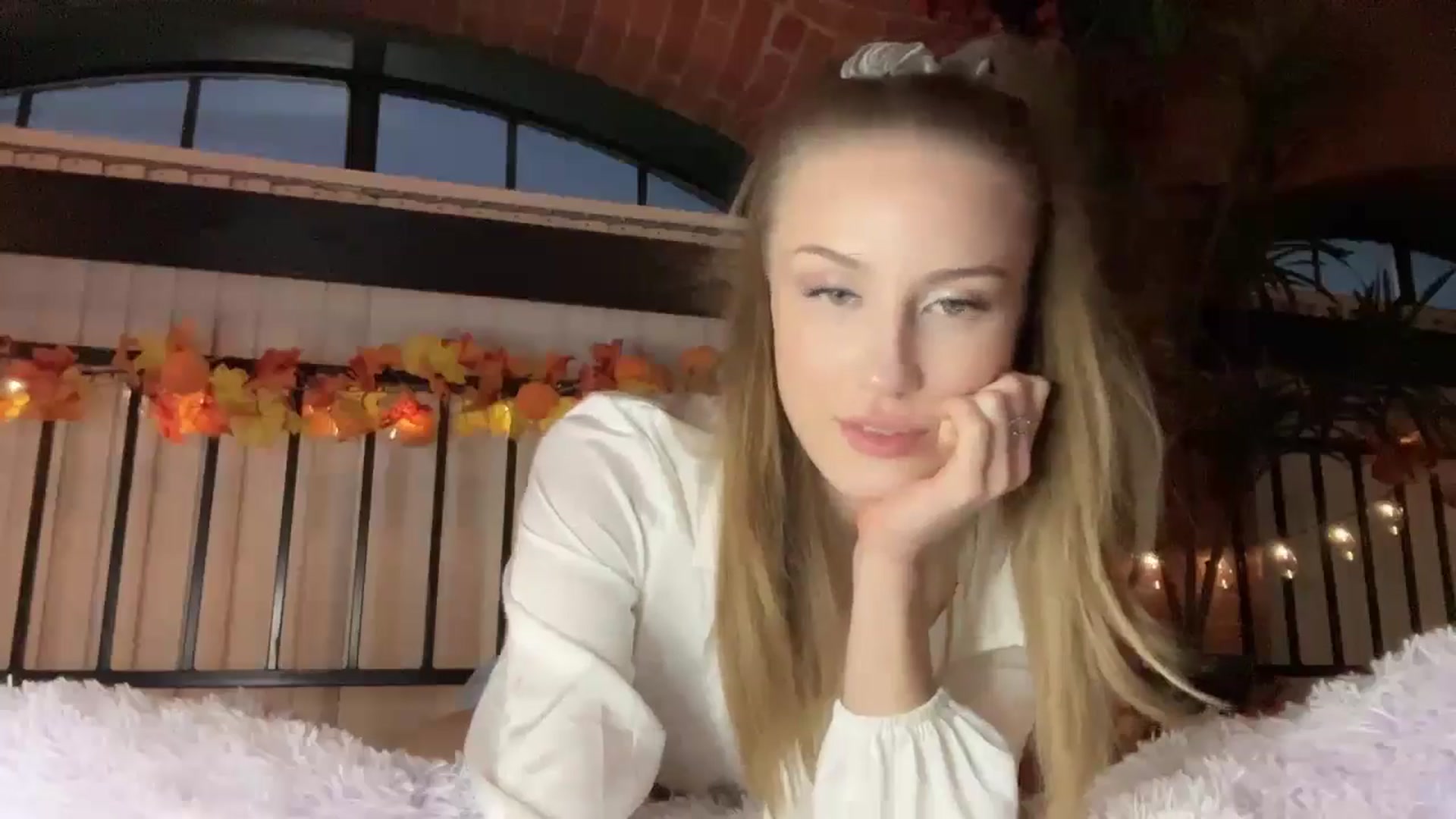 Gallery image thumbnail from Luna_Moore1's myfreecams stream on, 10/18/2024, 22:43 image 9 of 20