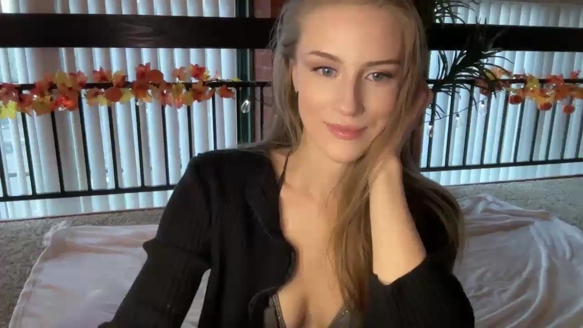 Gallery image thumbnail from Luna_Moore1's myfreecams stream on, 10/19/2024, 22:22 image 11 of 20