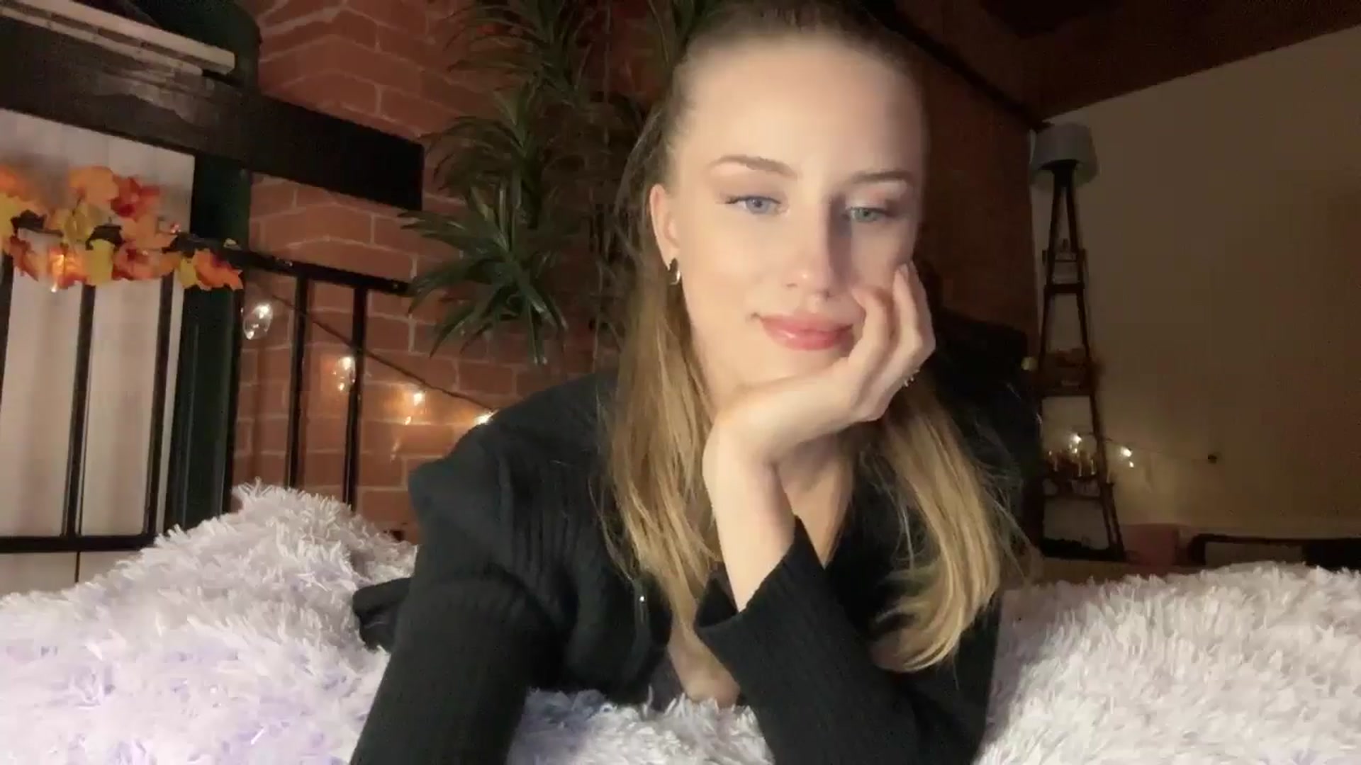 Gallery image thumbnail from Luna_Moore1's myfreecams stream on, 10/19/2024, 23:31 image 3 of 20