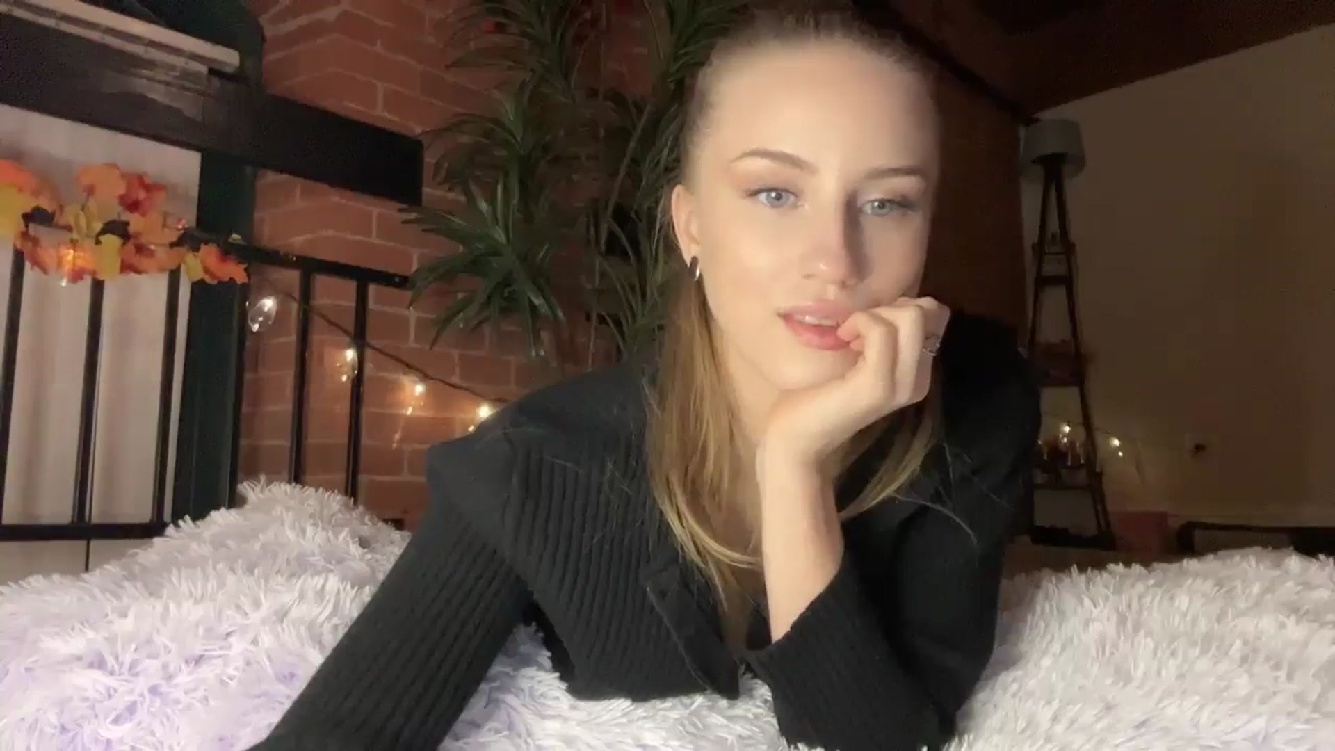 Gallery image thumbnail from Luna_Moore1's myfreecams stream on, 10/19/2024, 23:31 image 8 of 20