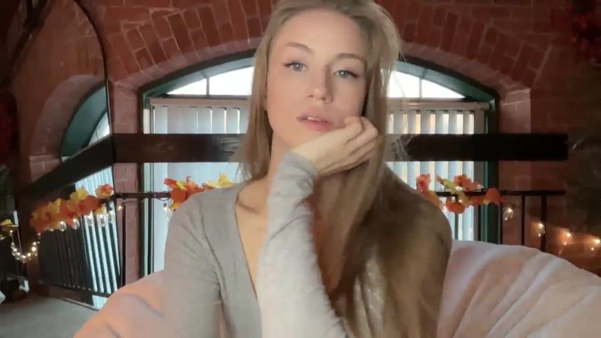 Gallery image thumbnail from Luna_Moore1's myfreecams stream on, 11/03/2024, 21:31 image 10 of 20