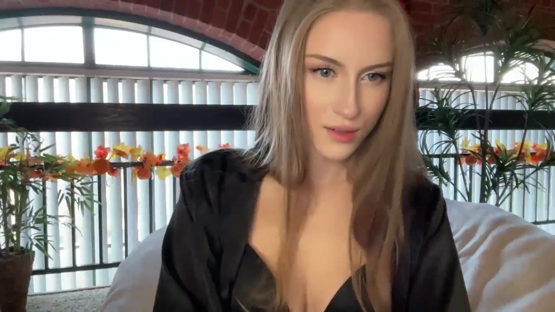 Gallery image thumbnail from Luna_Moore1's myfreecams stream on, 11/17/2024, 20:37 image 5 of 20