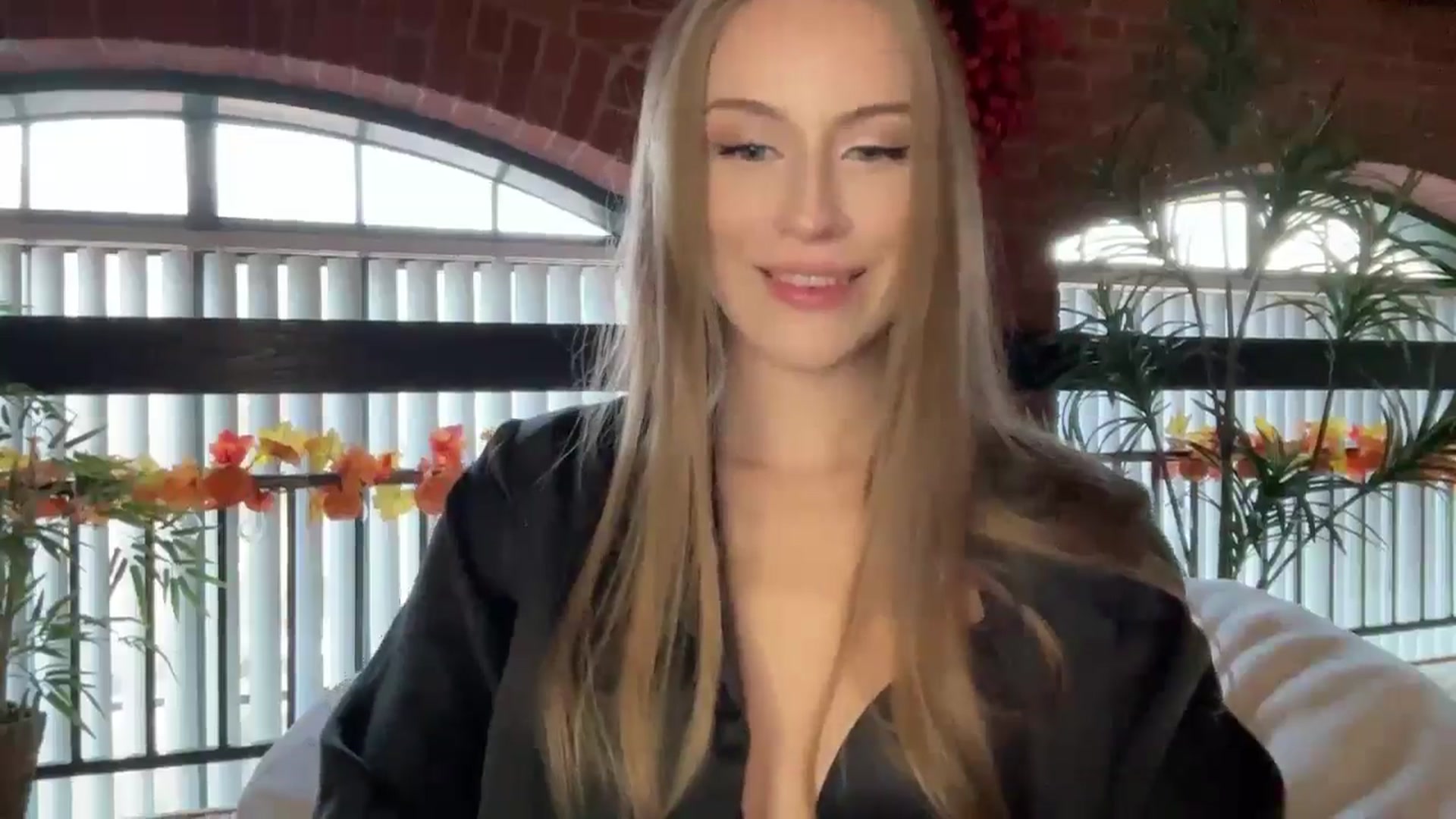 Gallery image thumbnail from Luna_Moore1's myfreecams stream on, 11/17/2024, 20:37 image 6 of 20