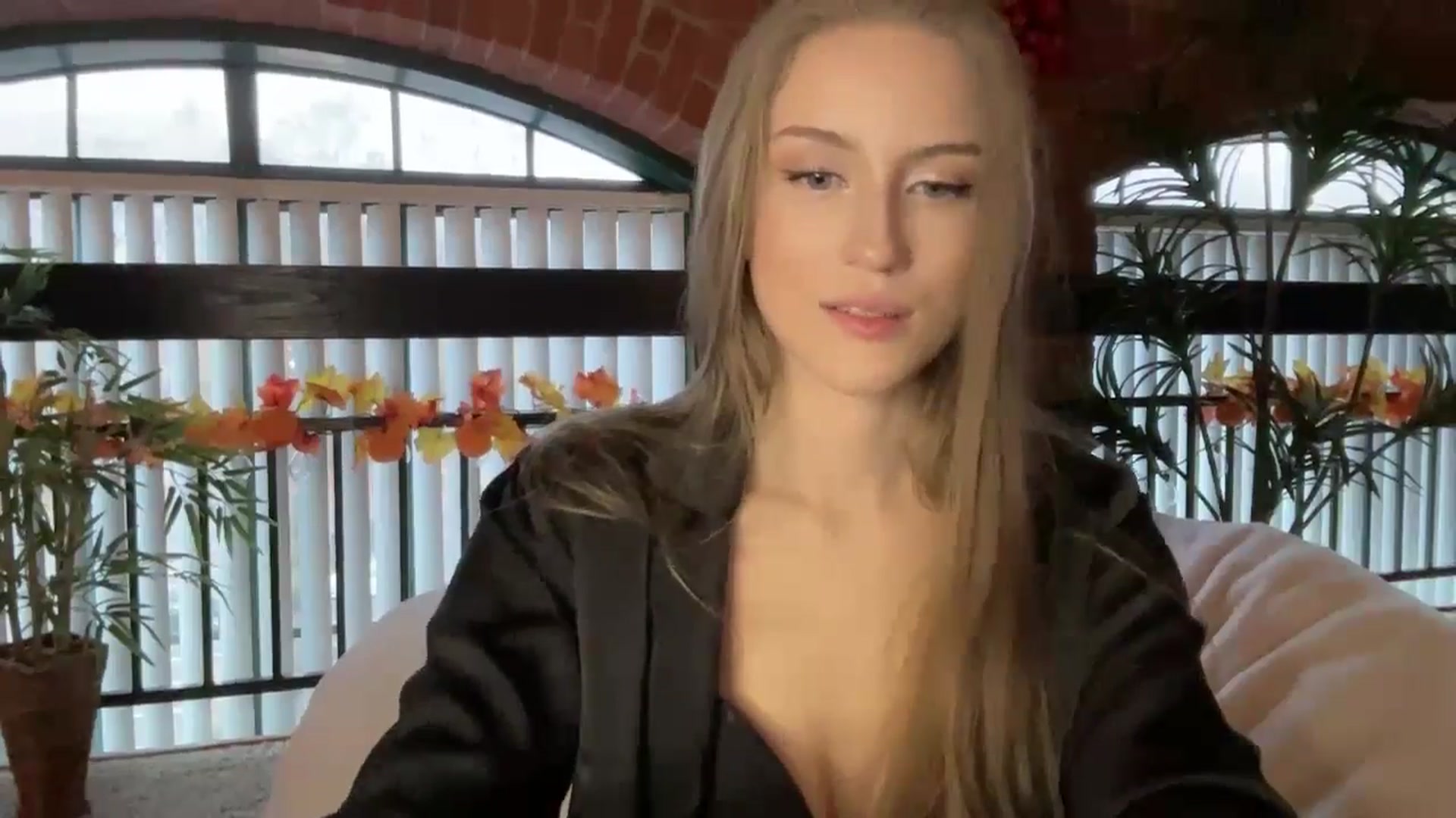 Gallery image thumbnail from Luna_Moore1's myfreecams stream on, 11/17/2024, 21:16 image 3 of 20