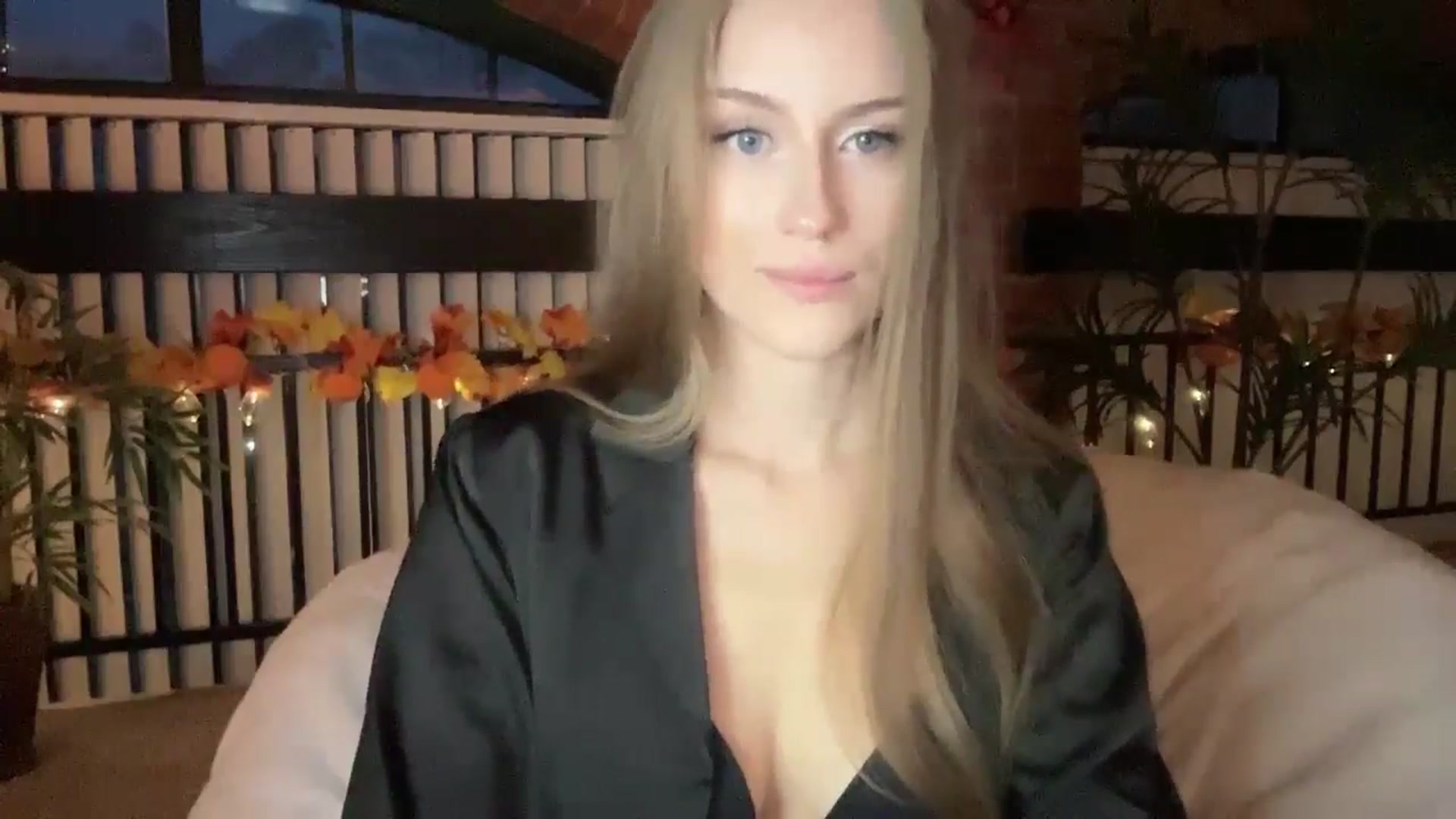 Gallery image thumbnail from Luna_Moore1's myfreecams stream on, 11/17/2024, 22:02 image 13 of 20