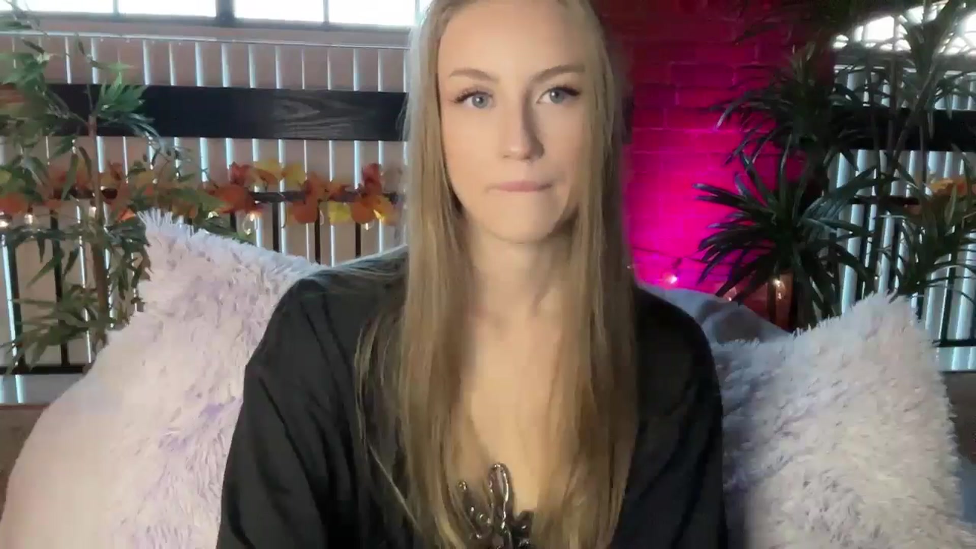 Gallery image thumbnail from Luna_Moore1's myfreecams stream on, 11/20/2024, 21:01 image 20 of 20