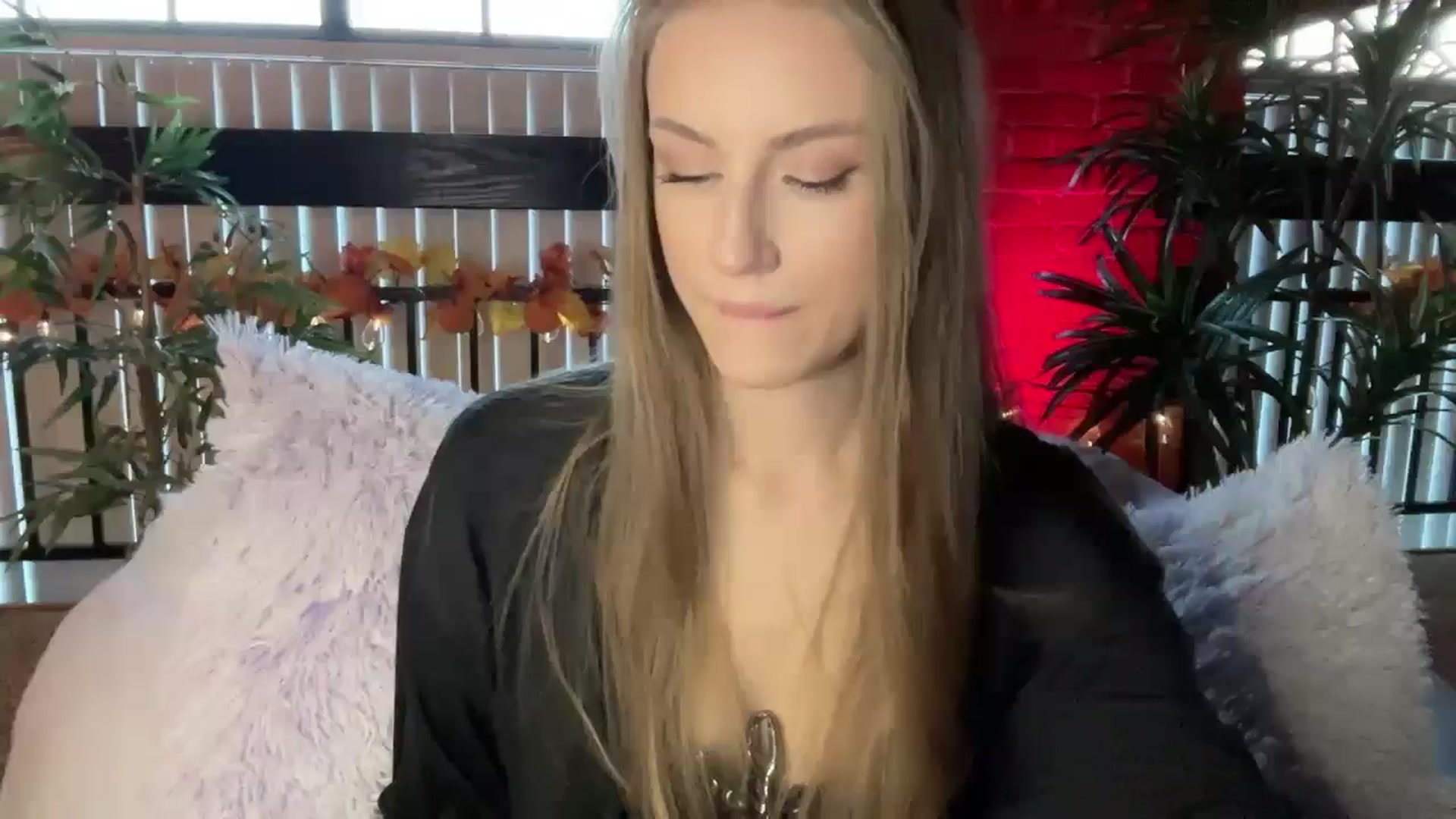 Gallery image thumbnail from Luna_Moore1's myfreecams stream on, 11/20/2024, 21:01 image 19 of 20