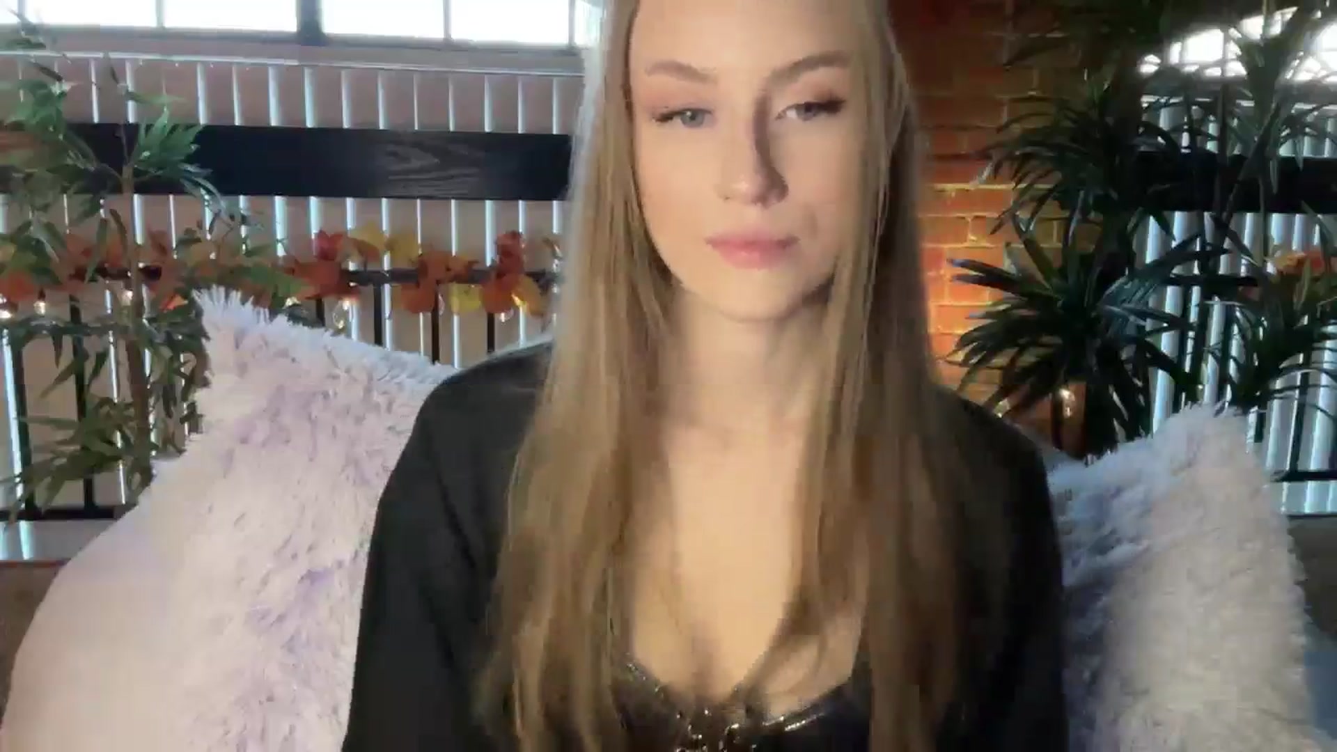 Gallery image thumbnail from Luna_Moore1's myfreecams stream on, 11/20/2024, 21:01 image 18 of 20