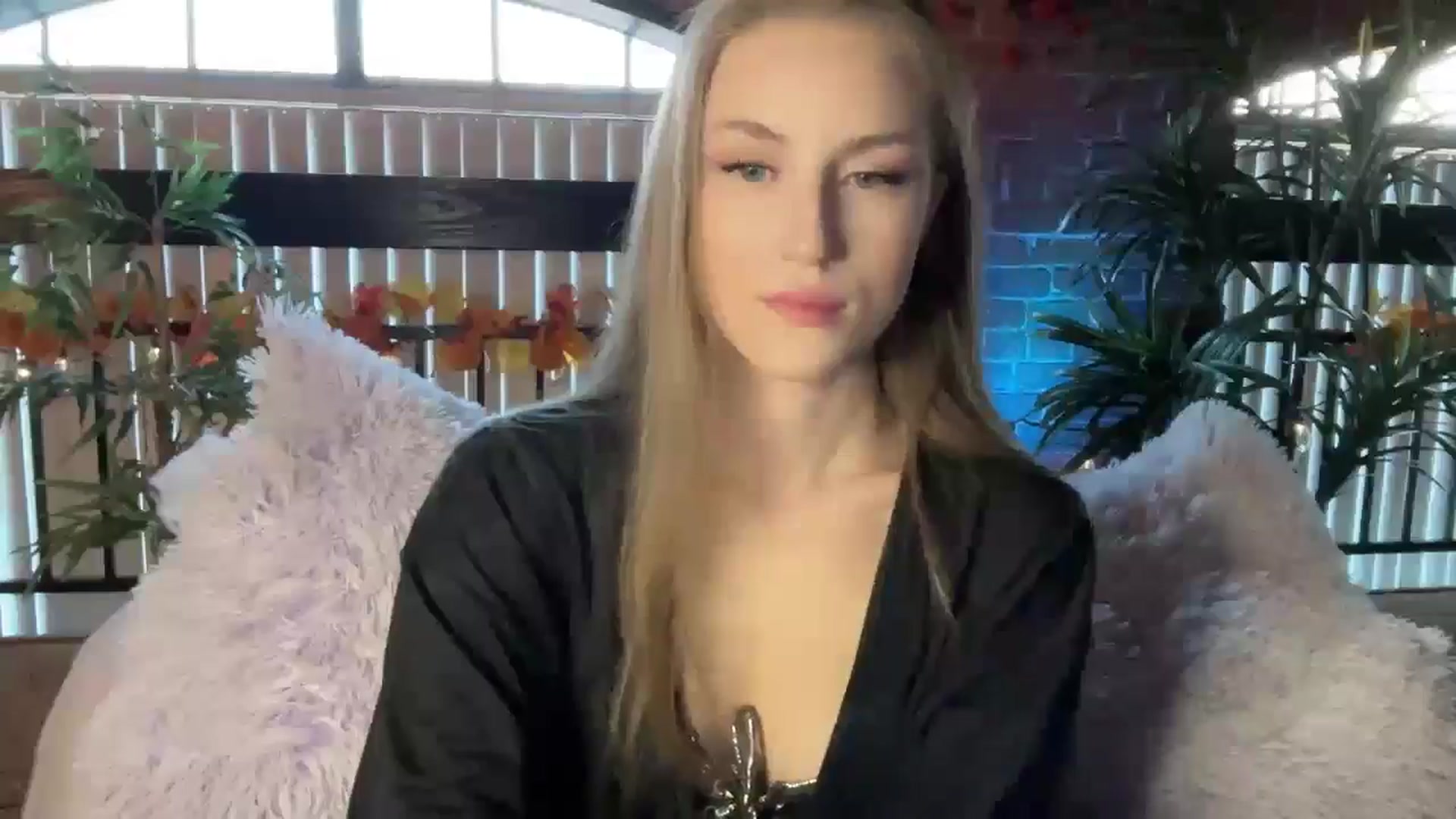 Gallery image thumbnail from Luna_Moore1's myfreecams stream on, 11/20/2024, 21:01 image 5 of 20