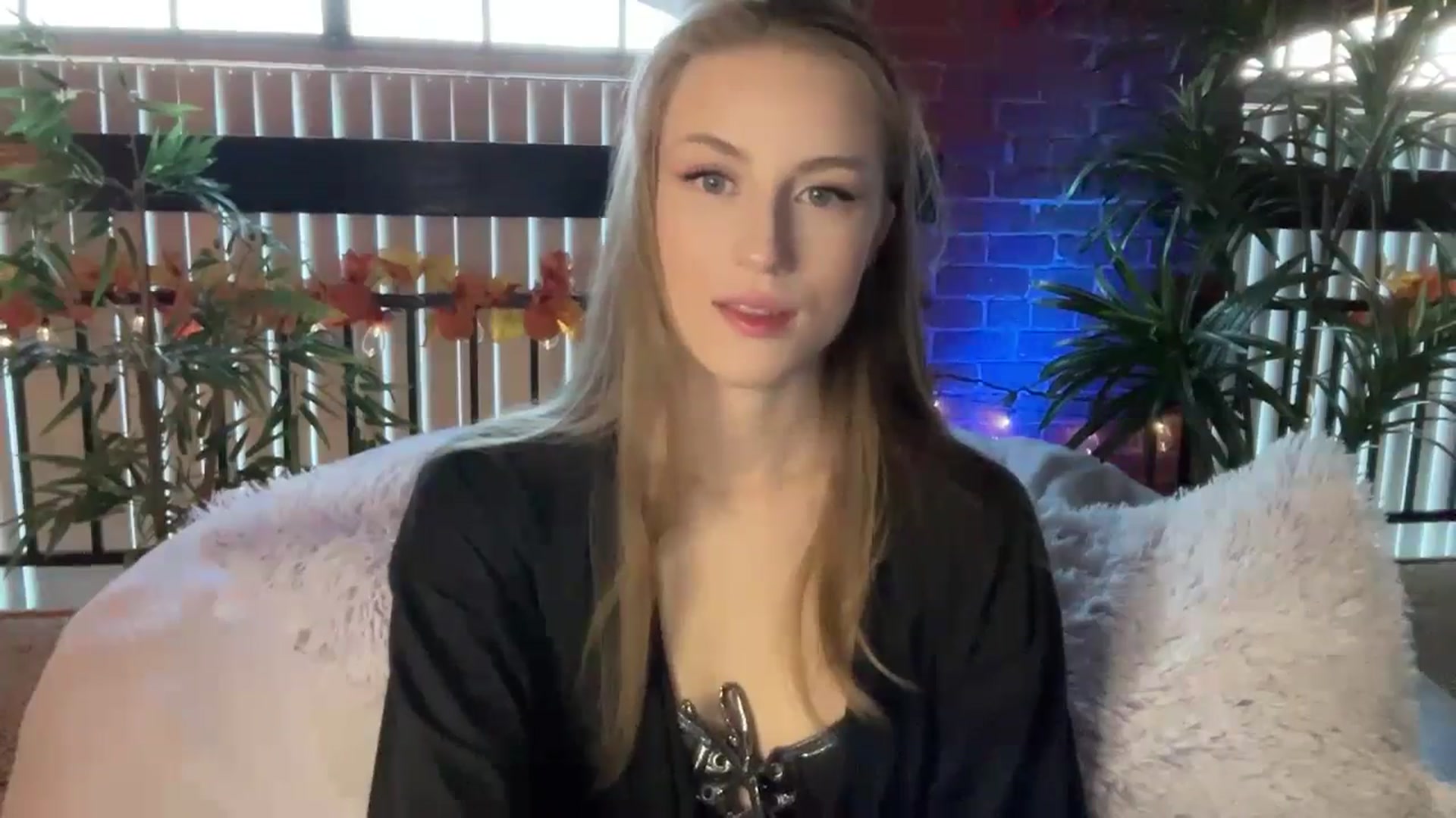 Gallery image thumbnail from Luna_Moore1's myfreecams stream on, 11/20/2024, 21:01 image 10 of 20