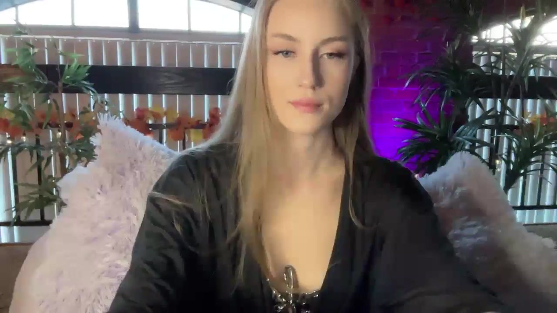 Gallery image thumbnail from Luna_Moore1's myfreecams stream on, 11/20/2024, 21:01 image 4 of 20