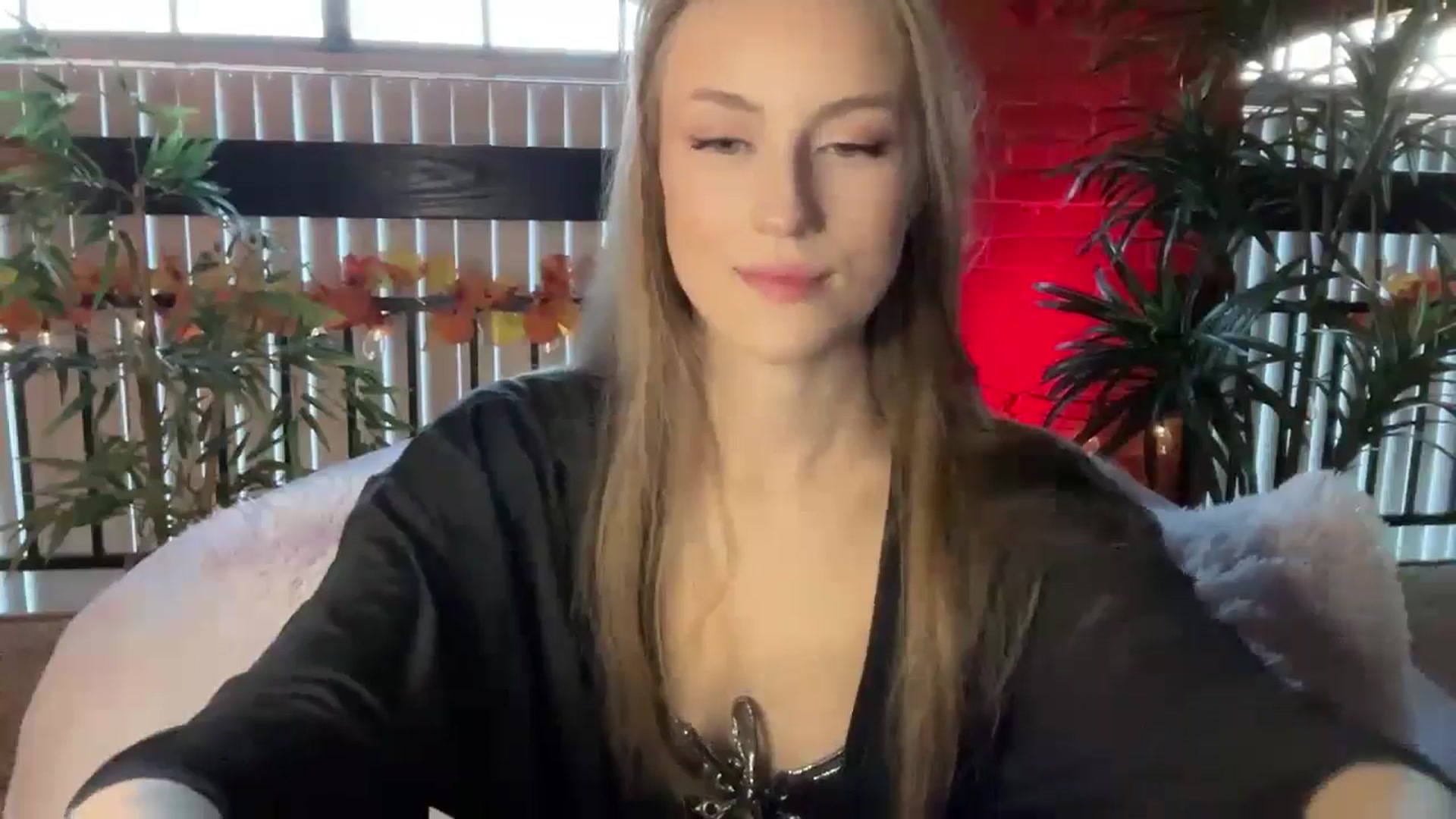 Gallery image thumbnail from Luna_Moore1's myfreecams stream on, 11/20/2024, 21:01 image 8 of 20