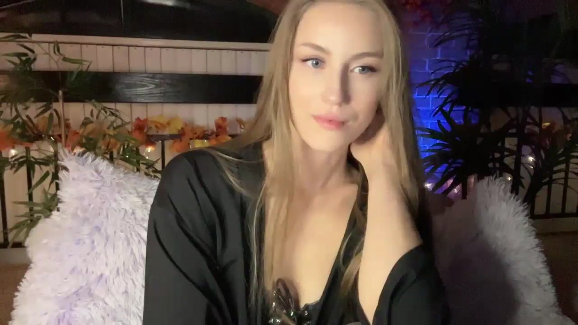 Gallery image thumbnail from Luna_Moore1's myfreecams stream on, 11/20/2024, 22:55 image 10 of 20