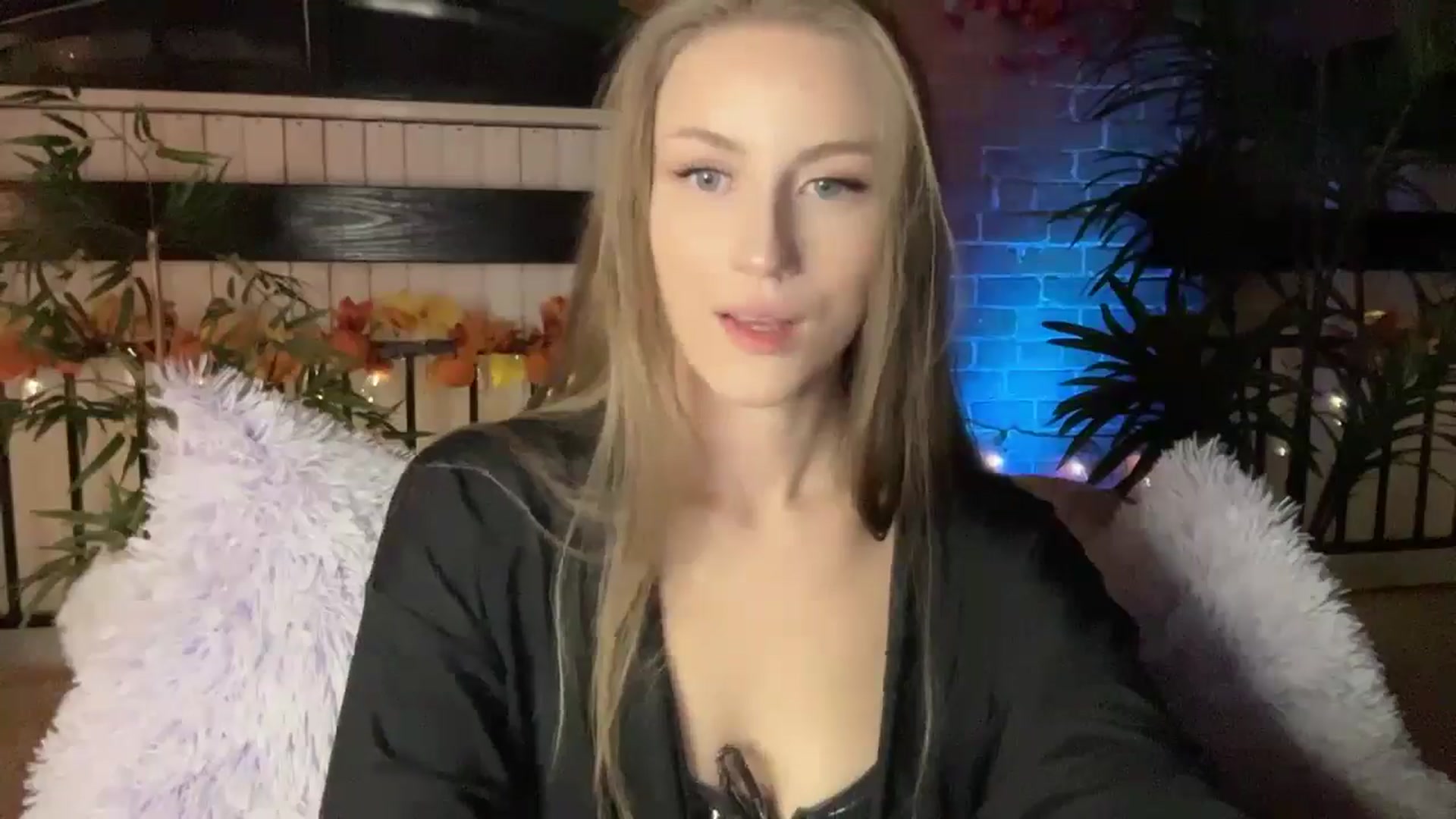 Gallery image thumbnail from Luna_Moore1's myfreecams stream on, 11/20/2024, 22:55 image 4 of 20