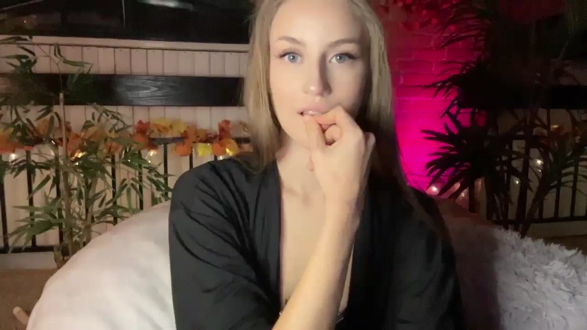 Gallery image thumbnail from Luna_Moore1's myfreecams stream on, 11/20/2024, 22:55 image 15 of 20
