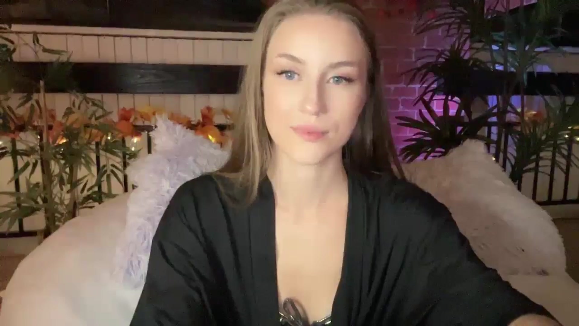 Gallery image thumbnail from Luna_Moore1's myfreecams stream on, 11/21/2024, 24:01 image 19 of 20
