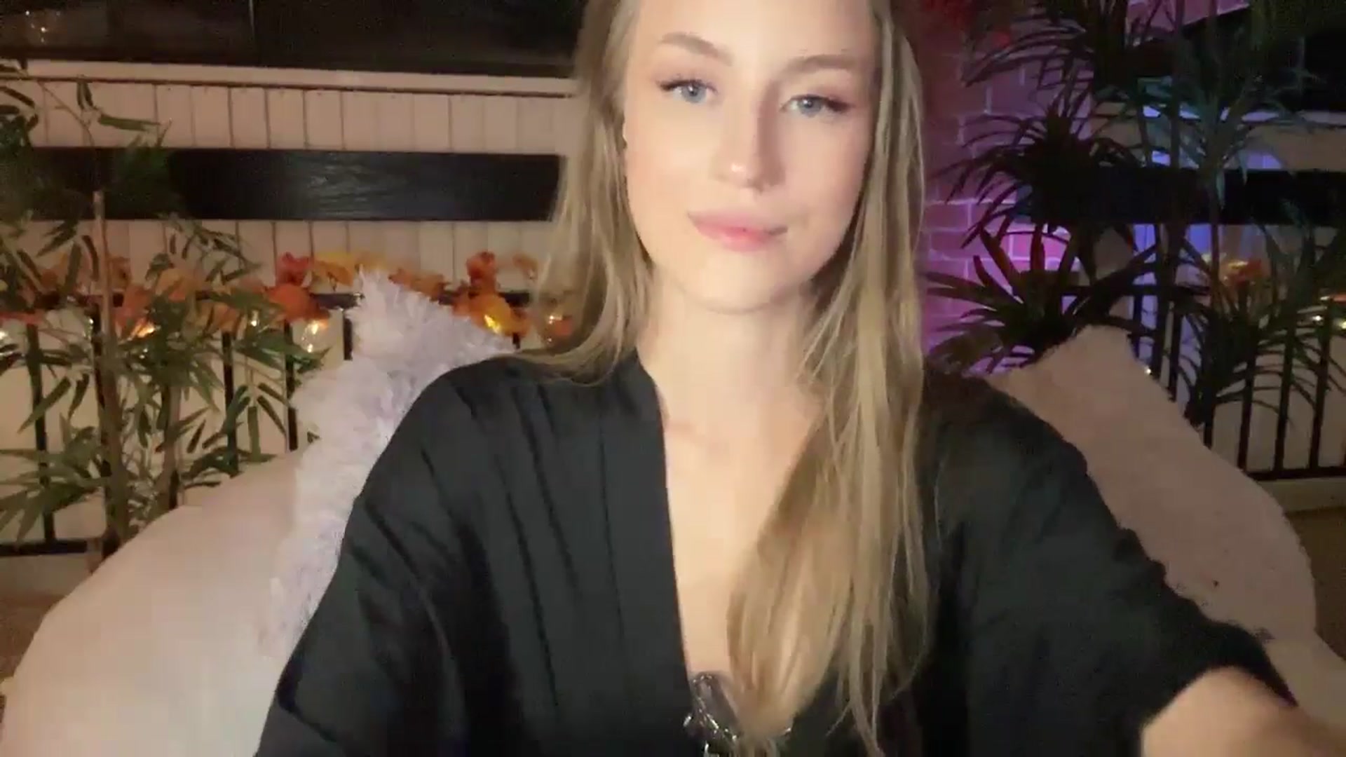 Gallery image thumbnail from Luna_Moore1's myfreecams stream on, 11/21/2024, 24:01 image 17 of 20