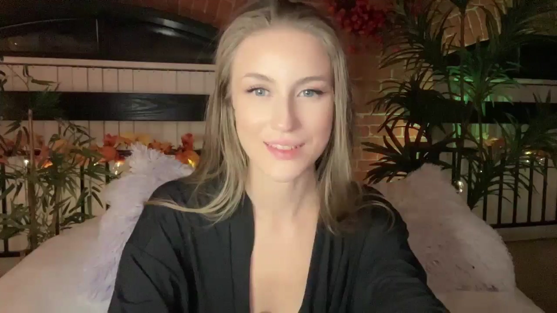 Gallery image thumbnail from Luna_Moore1's myfreecams stream on, 11/21/2024, 24:01 image 1 of 20