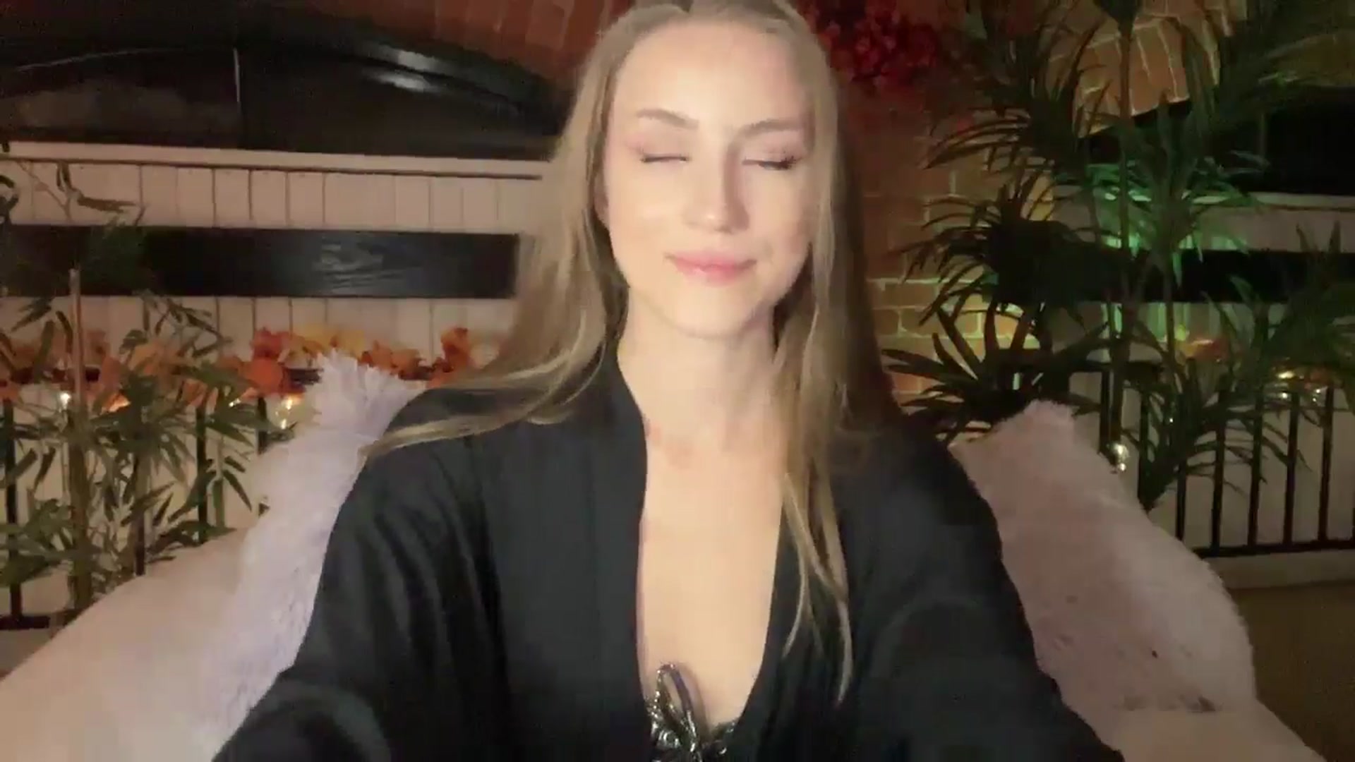 Gallery image thumbnail from Luna_Moore1's myfreecams stream on, 11/21/2024, 24:01 image 2 of 20