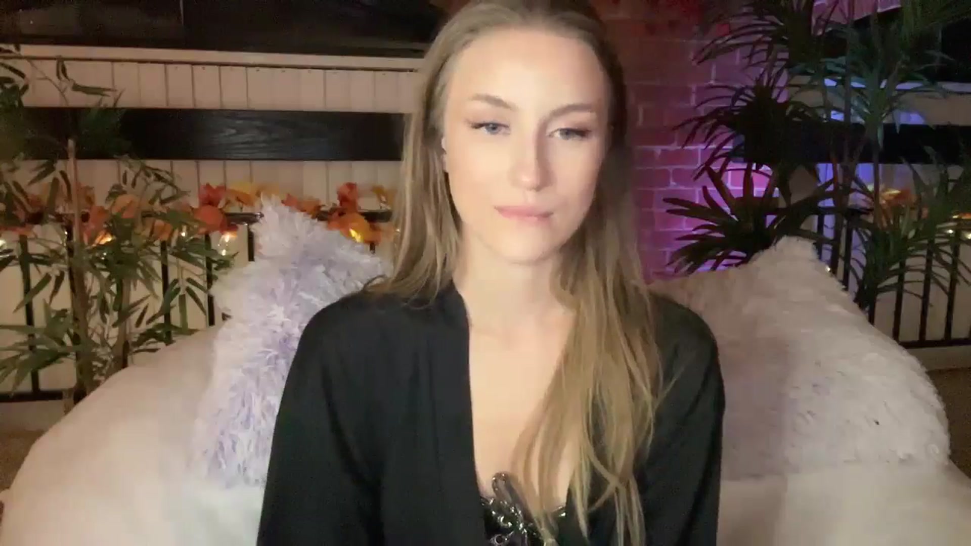 Gallery image thumbnail from Luna_Moore1's myfreecams stream on, 11/21/2024, 24:01 image 18 of 20