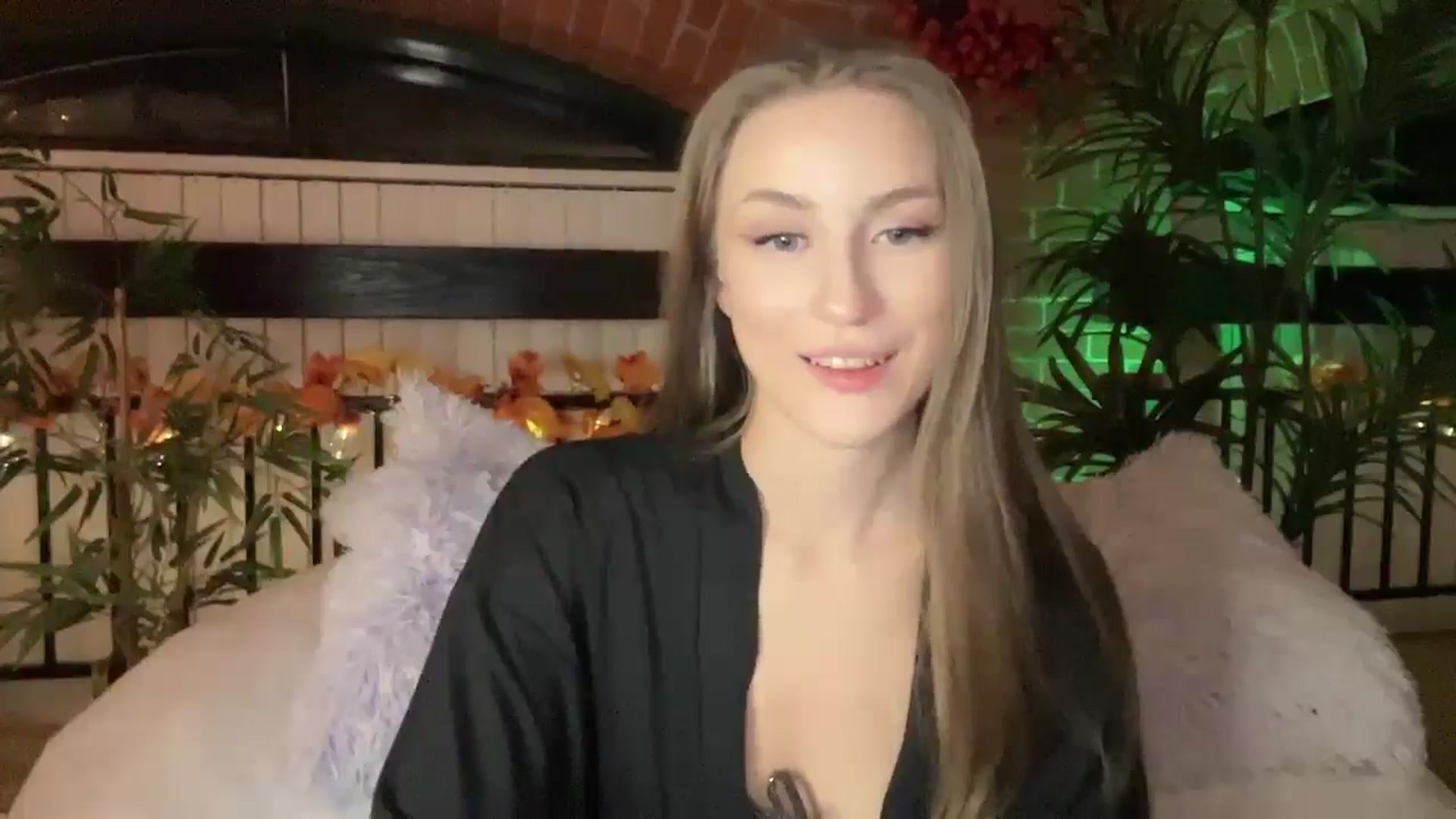 Gallery image thumbnail from Luna_Moore1's myfreecams stream on, 11/21/2024, 24:01 image 10 of 20