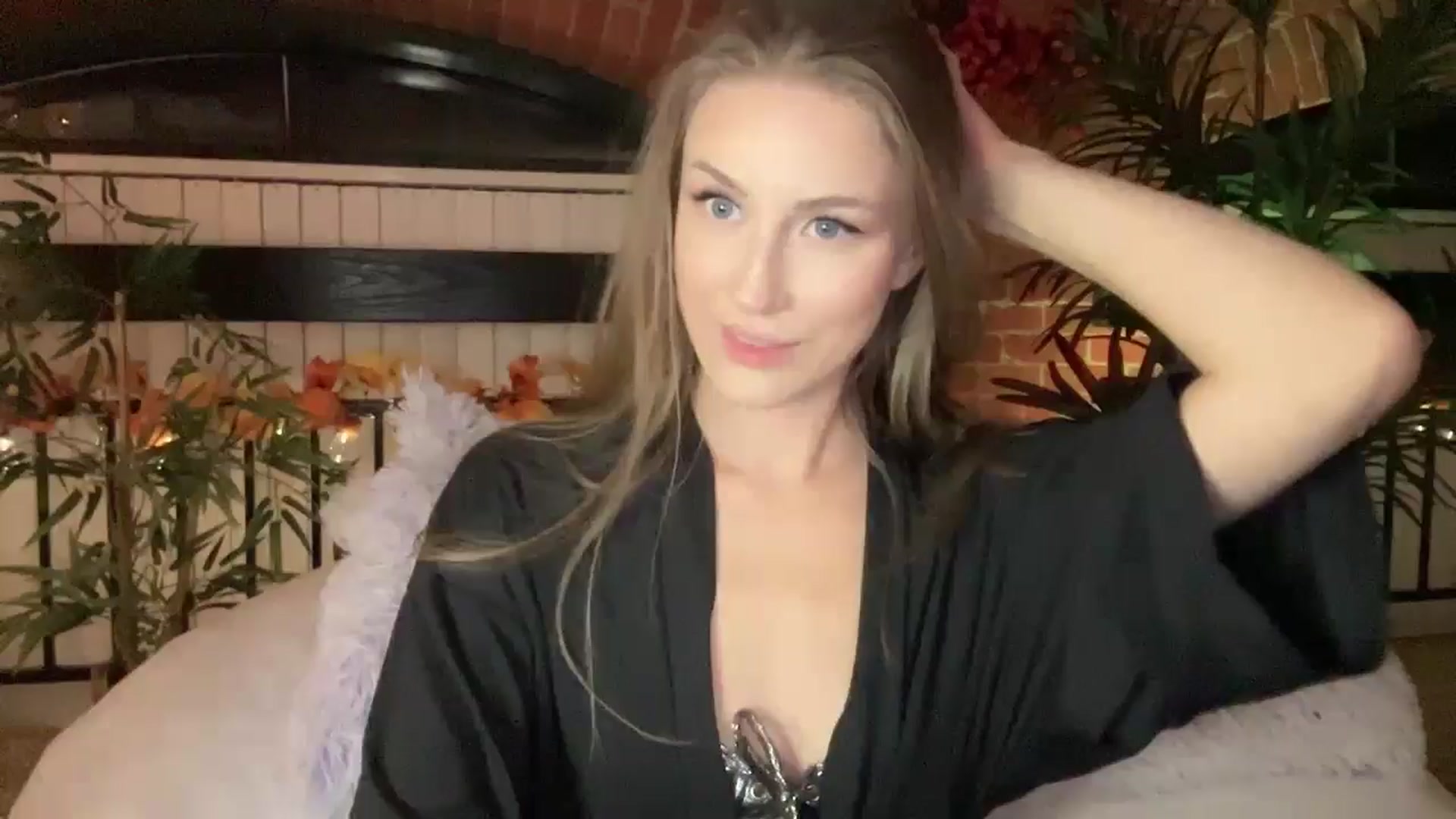 Gallery image thumbnail from Luna_Moore1's myfreecams stream on, 11/21/2024, 24:01 image 5 of 20