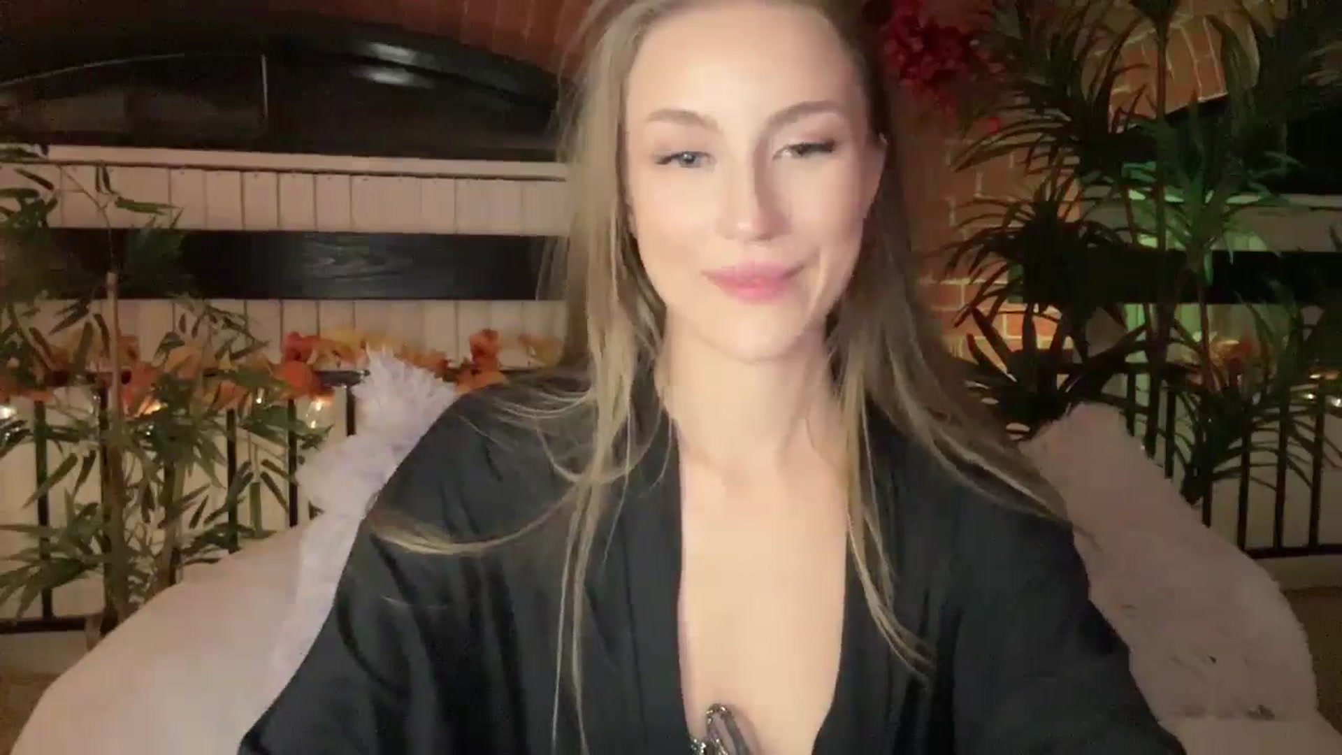 Gallery image thumbnail from Luna_Moore1's myfreecams stream on, 11/21/2024, 24:01 image 7 of 20