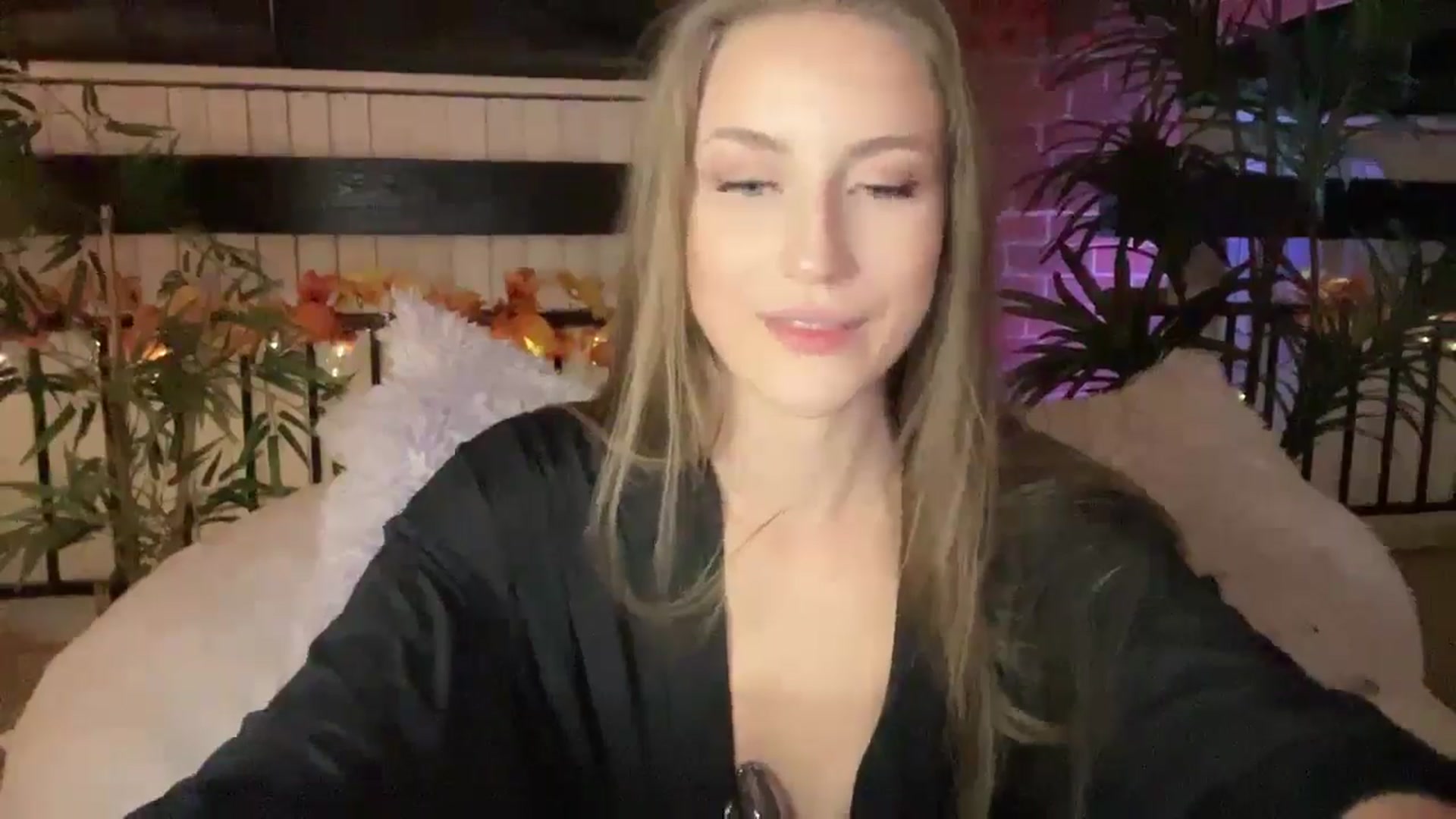 Gallery image thumbnail from Luna_Moore1's myfreecams stream on, 11/21/2024, 24:01 image 20 of 20