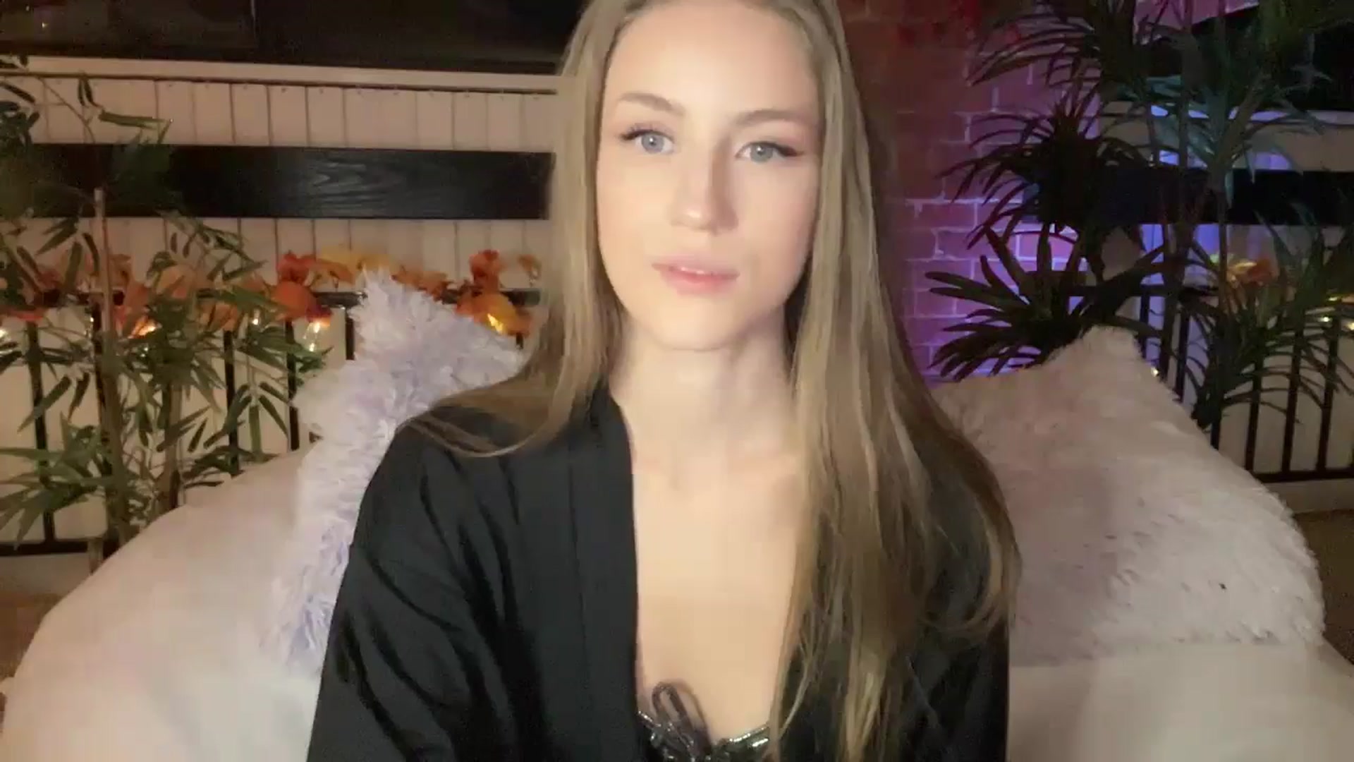 Gallery image thumbnail from Luna_Moore1's myfreecams stream on, 11/21/2024, 24:01 image 15 of 20